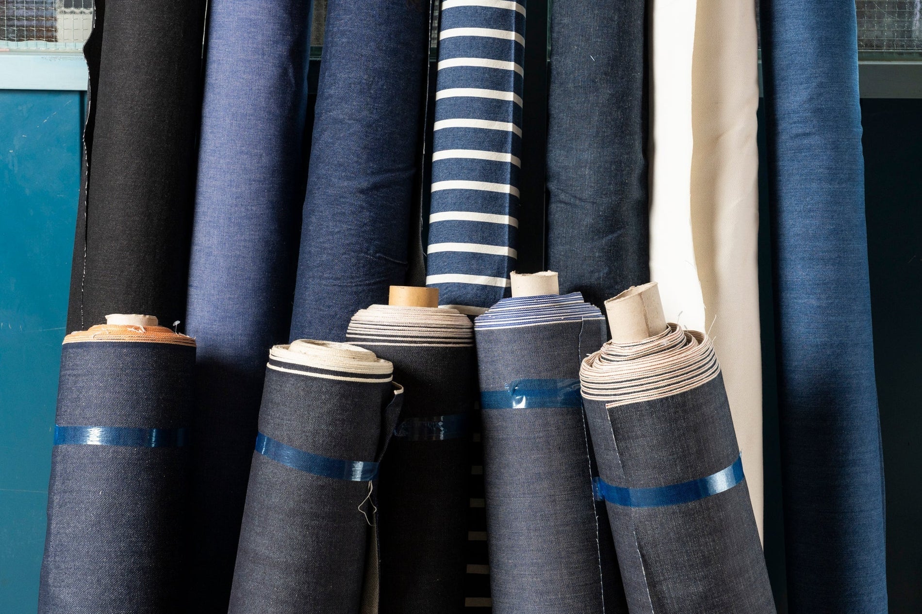 Come scegliere il denim perfetto: guida pratica tra peso, trama e qualità