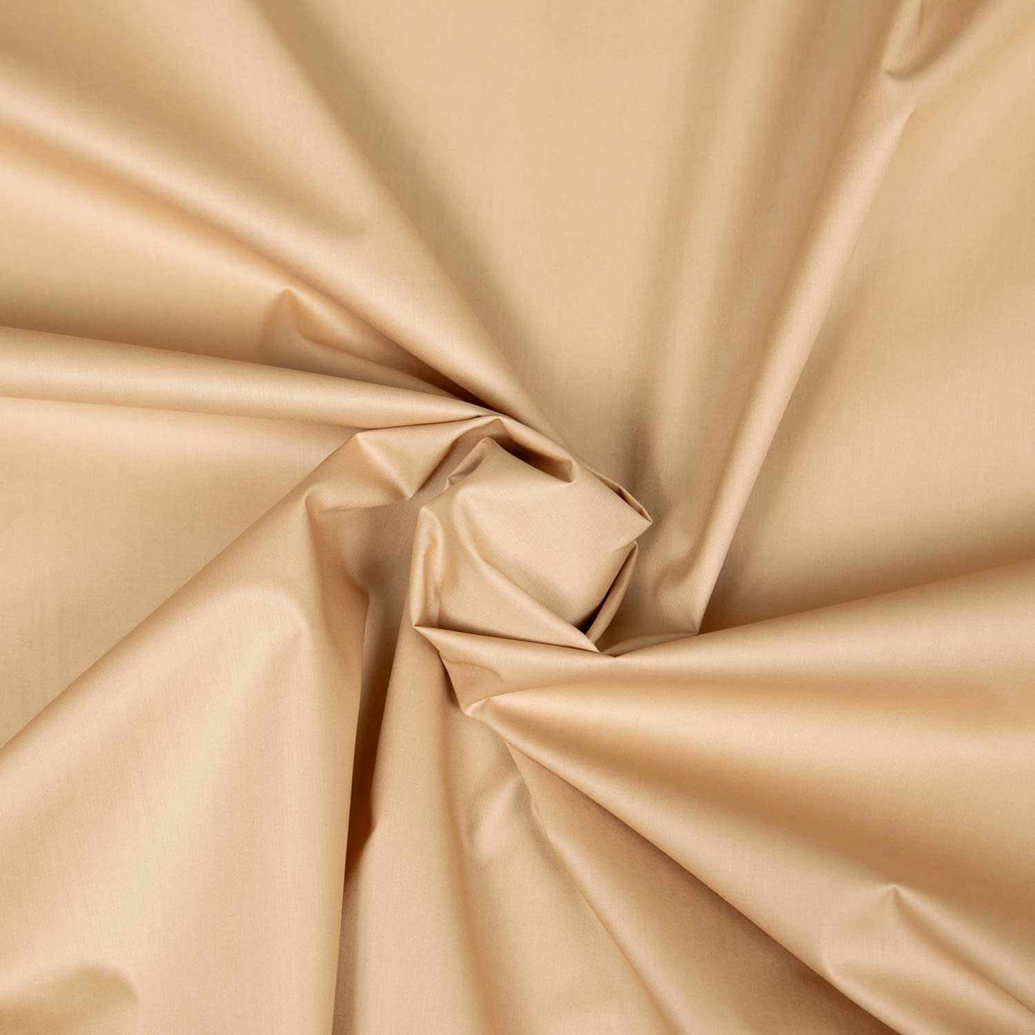 Tessuto 100% cotone paper-touch tinta unita beige – dettaglio ravvicinato che mostra la superficie compatta e la mano croccante crispy, con caduta morbida e riflessi luminosi tipici del finissaggio paper-touch. Stoffa al metro made in Italy, sempre disponibile.