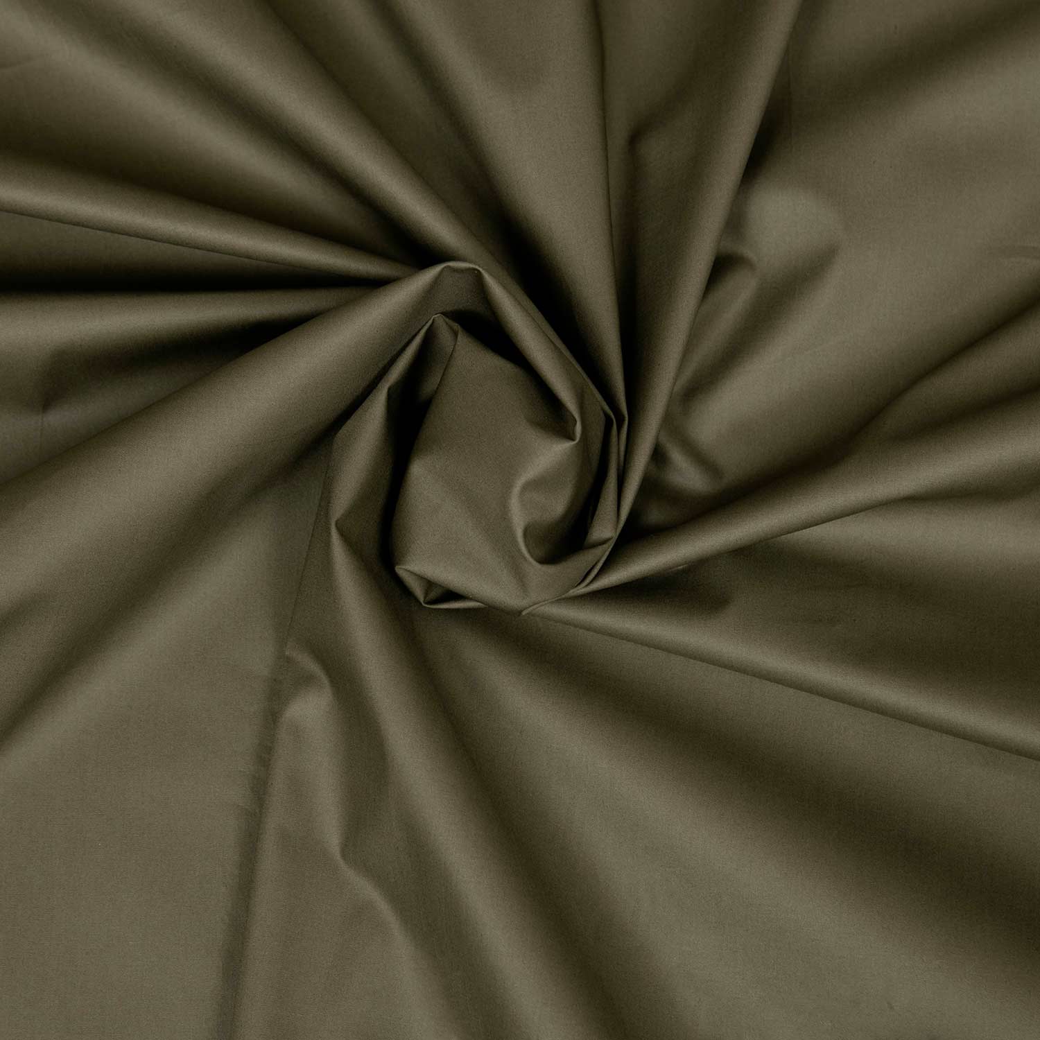 Tessuto 100% cotone paper-touch tinta unita verde militare – dettaglio ravvicinato che mostra la superficie compatta e la mano croccante crispy, con caduta morbida e riflessi intensi tipici del finissaggio paper-touch. Stoffa al metro made in Italy, sempre disponibile.