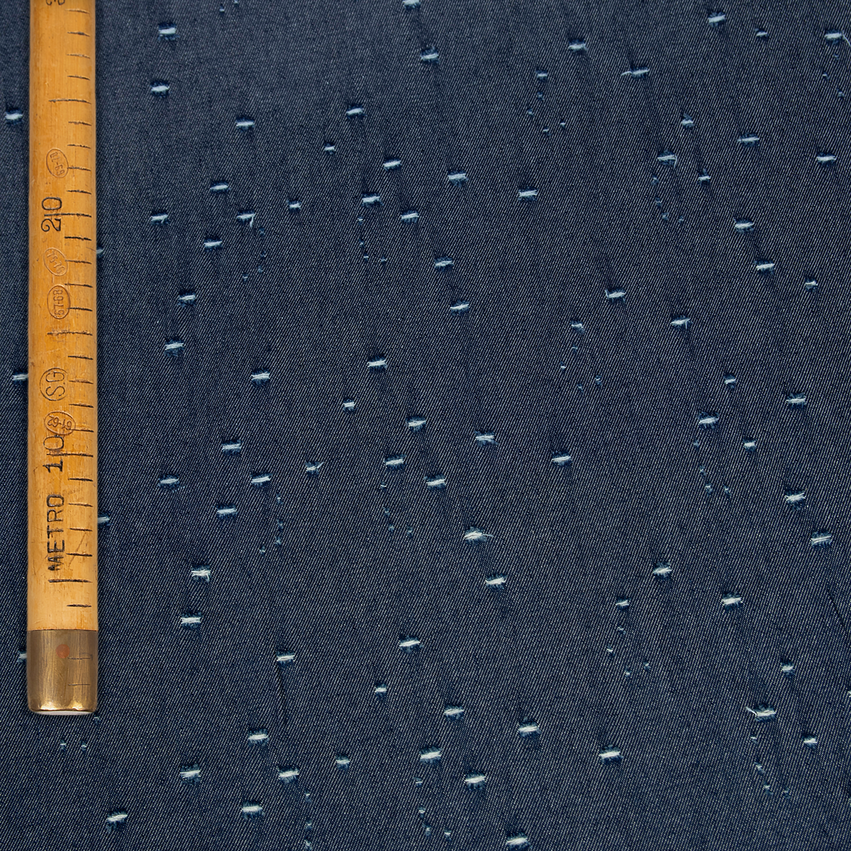 Denim di cotone Bucolico con microfori laser, ideale per abbigliamento e creazioni sartoriali originali