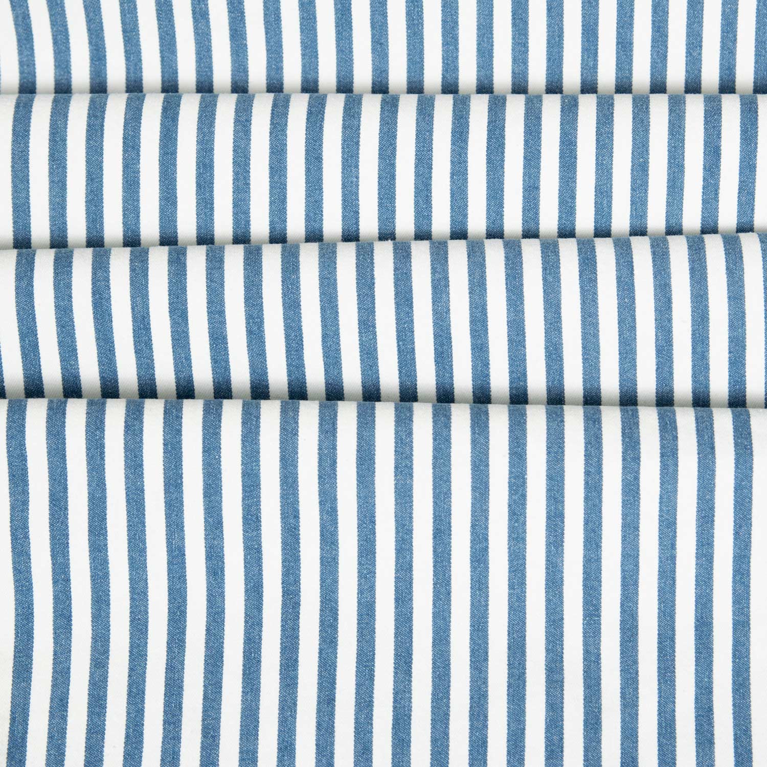 Denim lavato, righe verticali blu, tessuto workwear per moda consapevole e piccole produzioni di sartoria