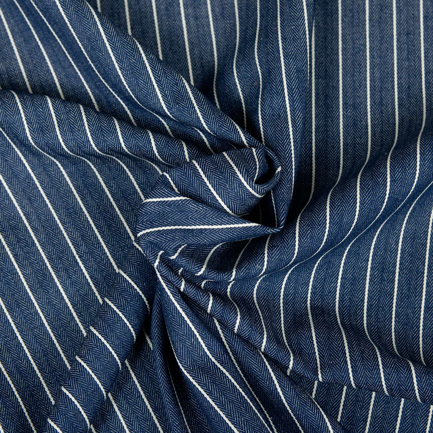 Denim stretch gessato e rescato con pattern intrecciato, texture complessa, drappeggiato per evidenziare la trama articolata del tessuto workwear vintage