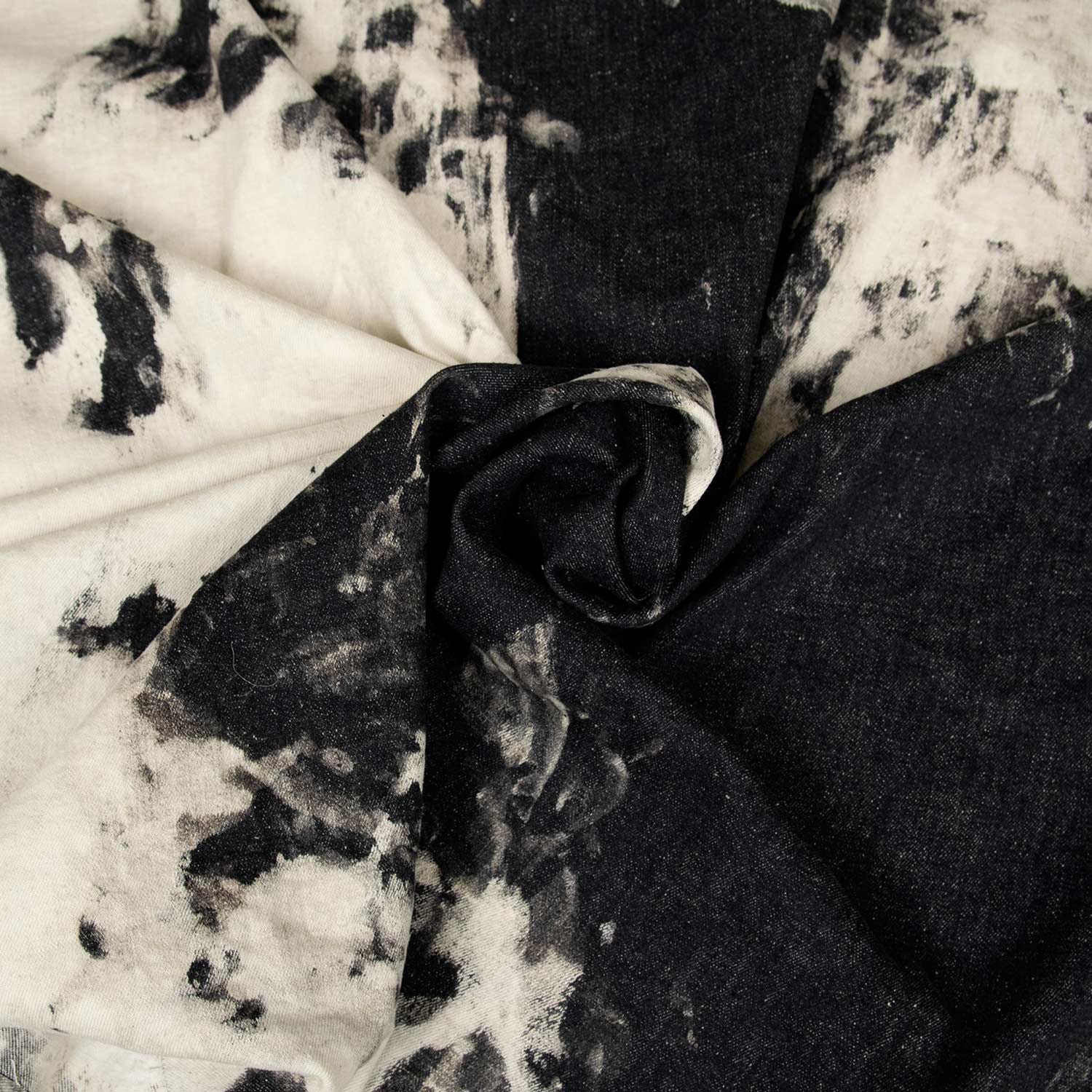 Tessuto denim nero e bianco con effetto marmorizzato e texture irregolare