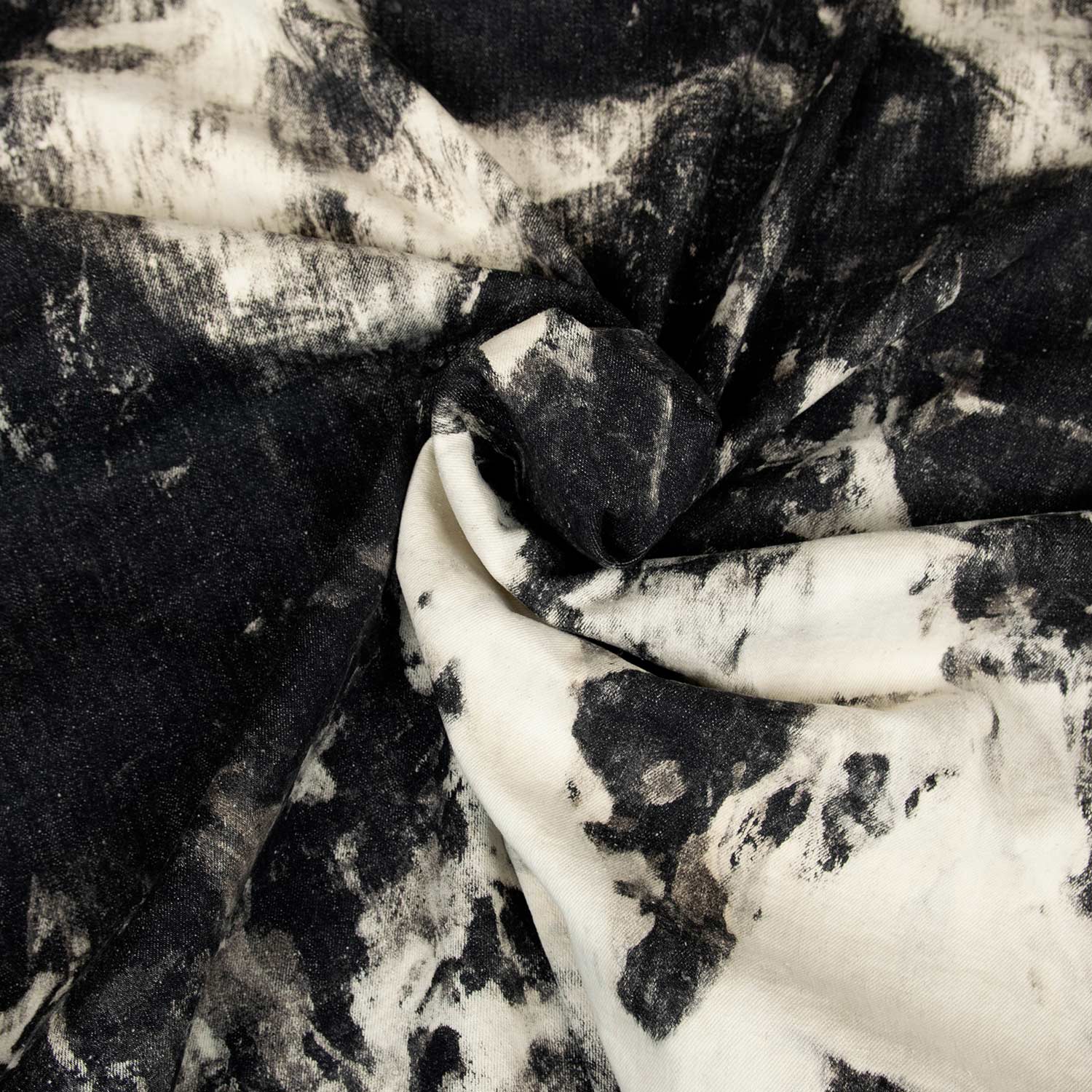 Superficie di denim lavorato con texture artistica e disegno astratto unico