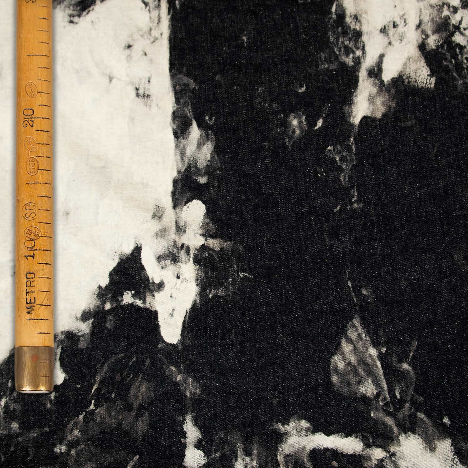 Denim elasticizzato con lavorazione artigianale e pattern unico bianco e nero