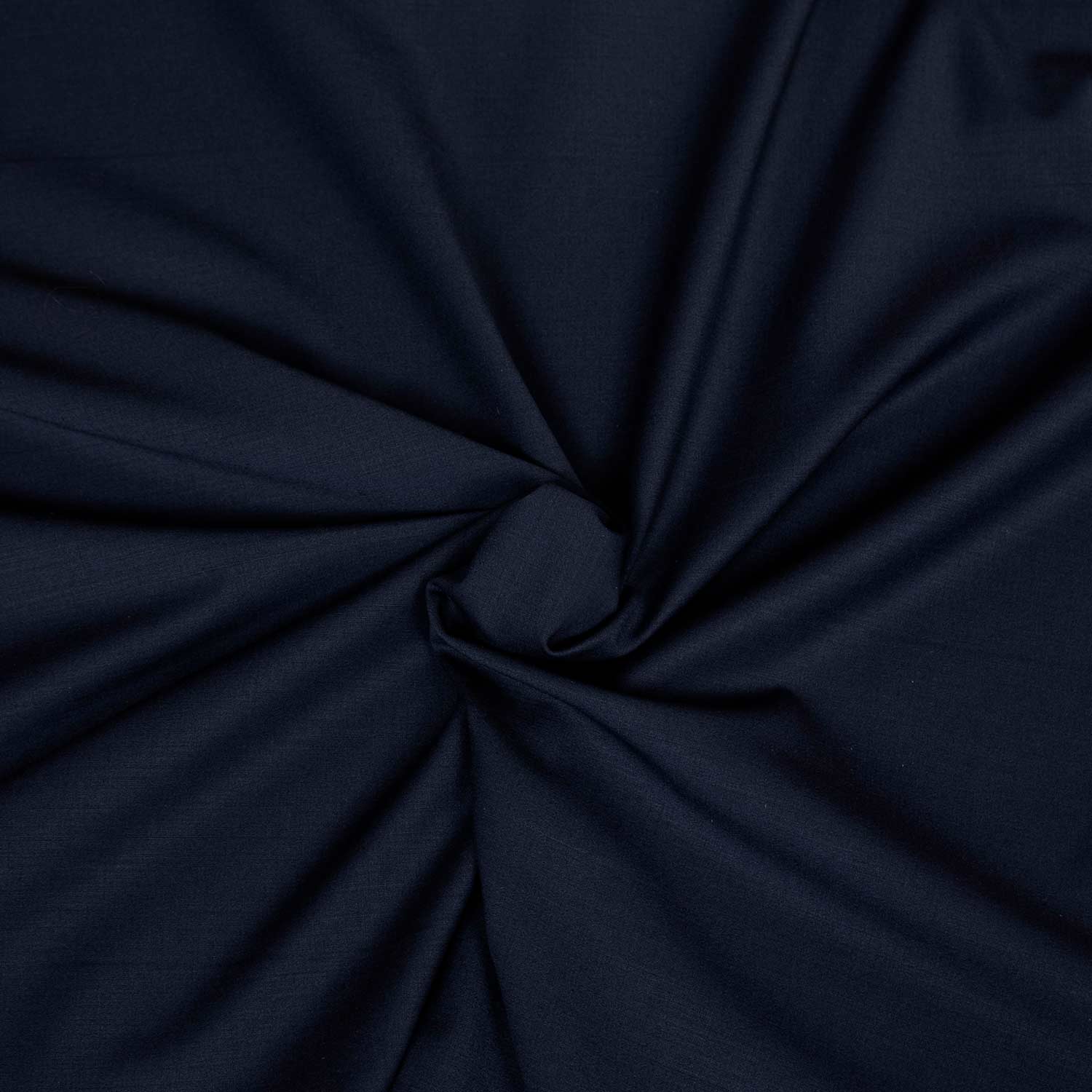 tessuto colore blu navy in fresco di lana Made in italy, una stoffa venduta al metro disponibile in grandi quantità. Ideale per cucire pantaloni, gonne o vestiti