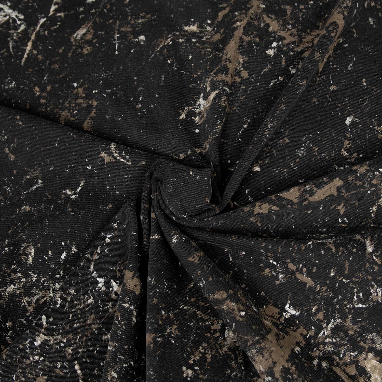 Tessuto gabardina di cotone stretch nero con stampa effetto marmorizzato, dall’aspetto contemporaneo e strutturato.