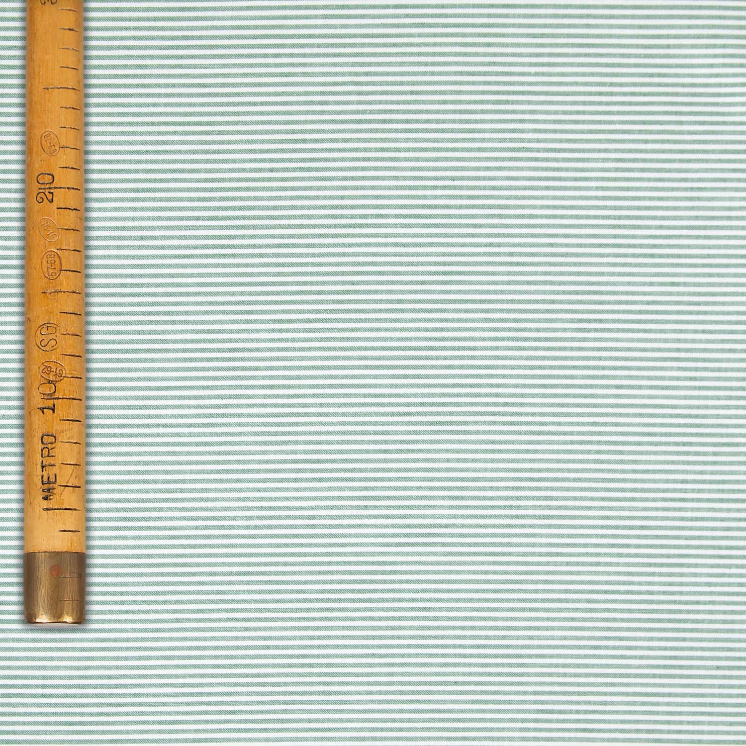 Tessuto in cotone panama tinta a filo verde con bastoncino verticale e finissaggio washed, Made in Italy