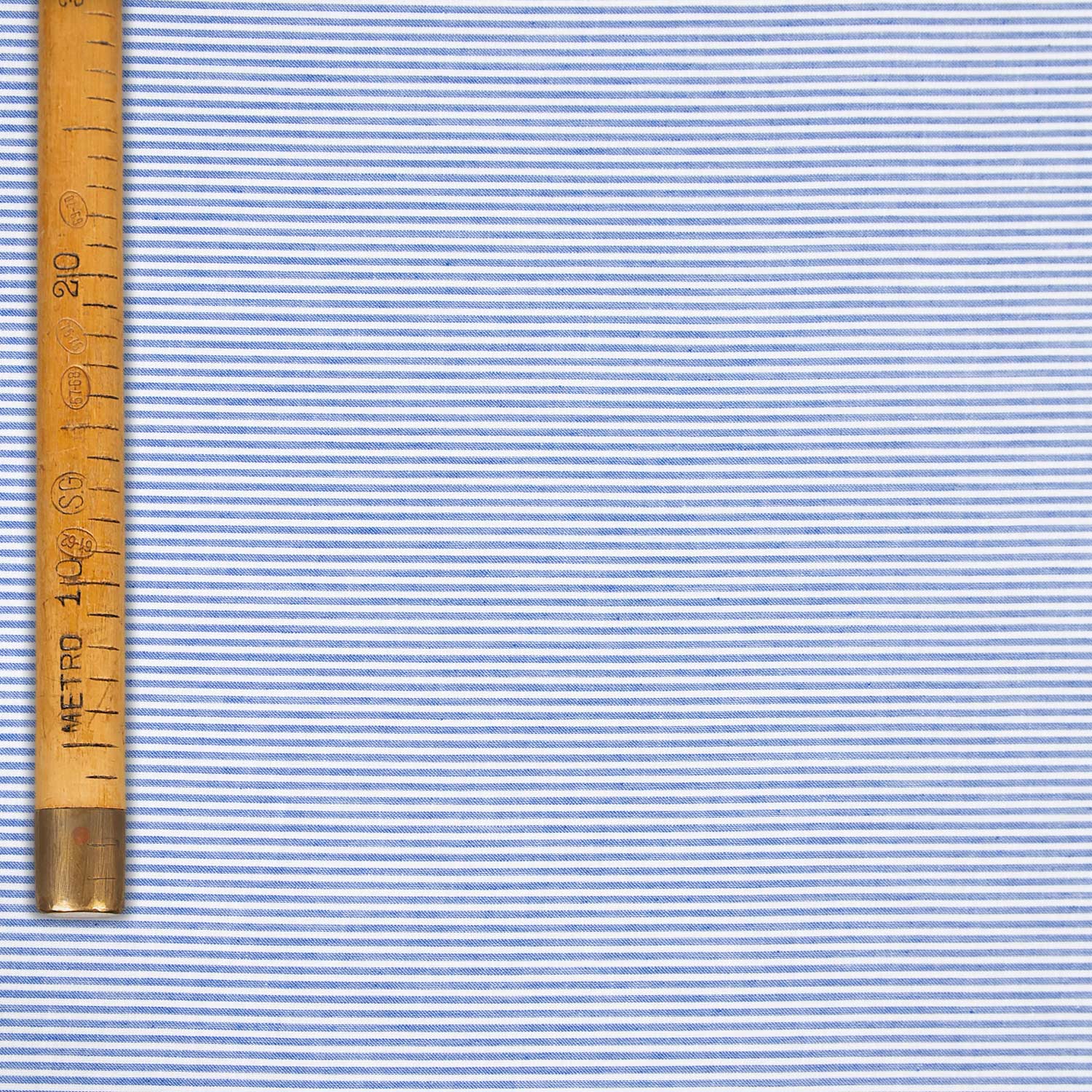 Tessuto in cotone panama tinta a filo celeste con bastoncino verticale e finissaggio washed, Made in Italy