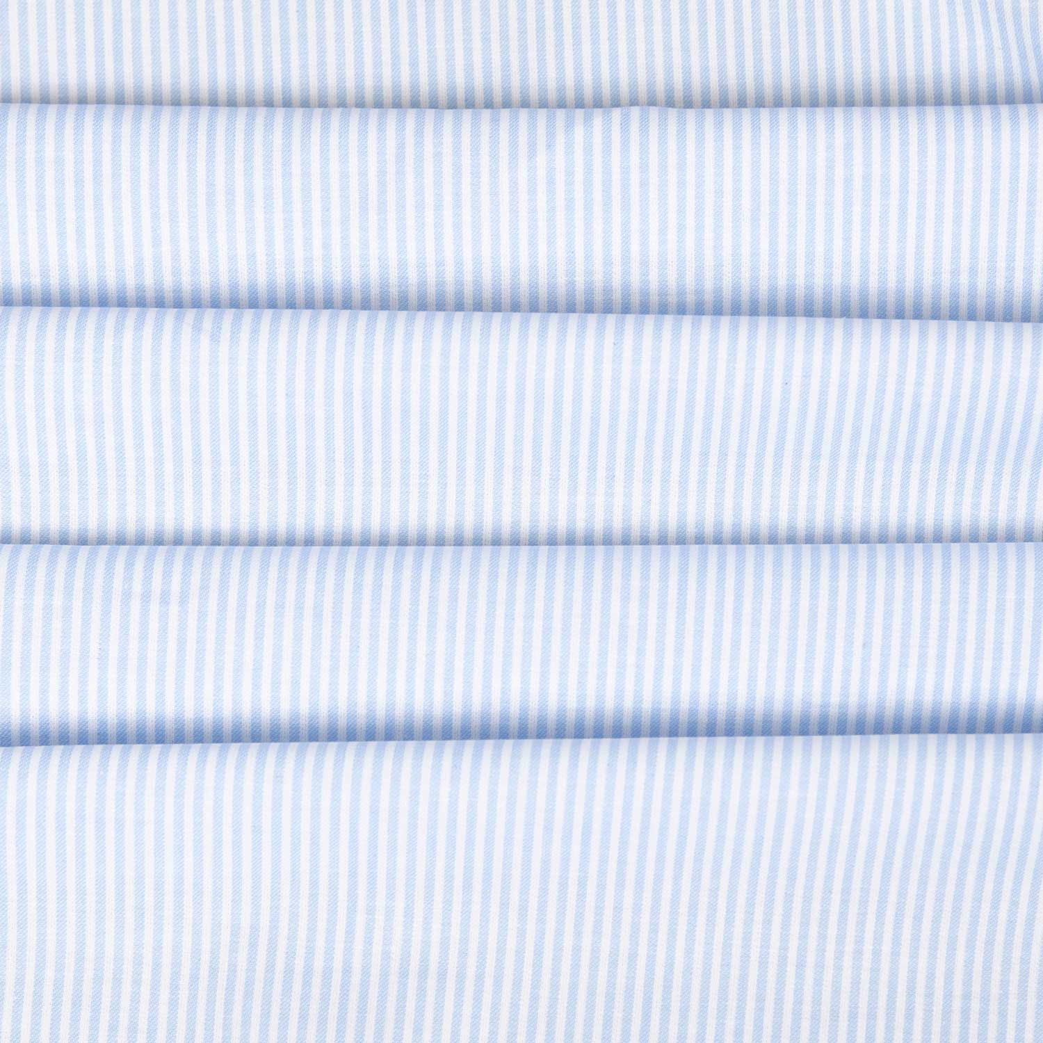 Tessuto in cotone panama tinta a filo celeste pallido con bastoncino verticale e finissaggio washed