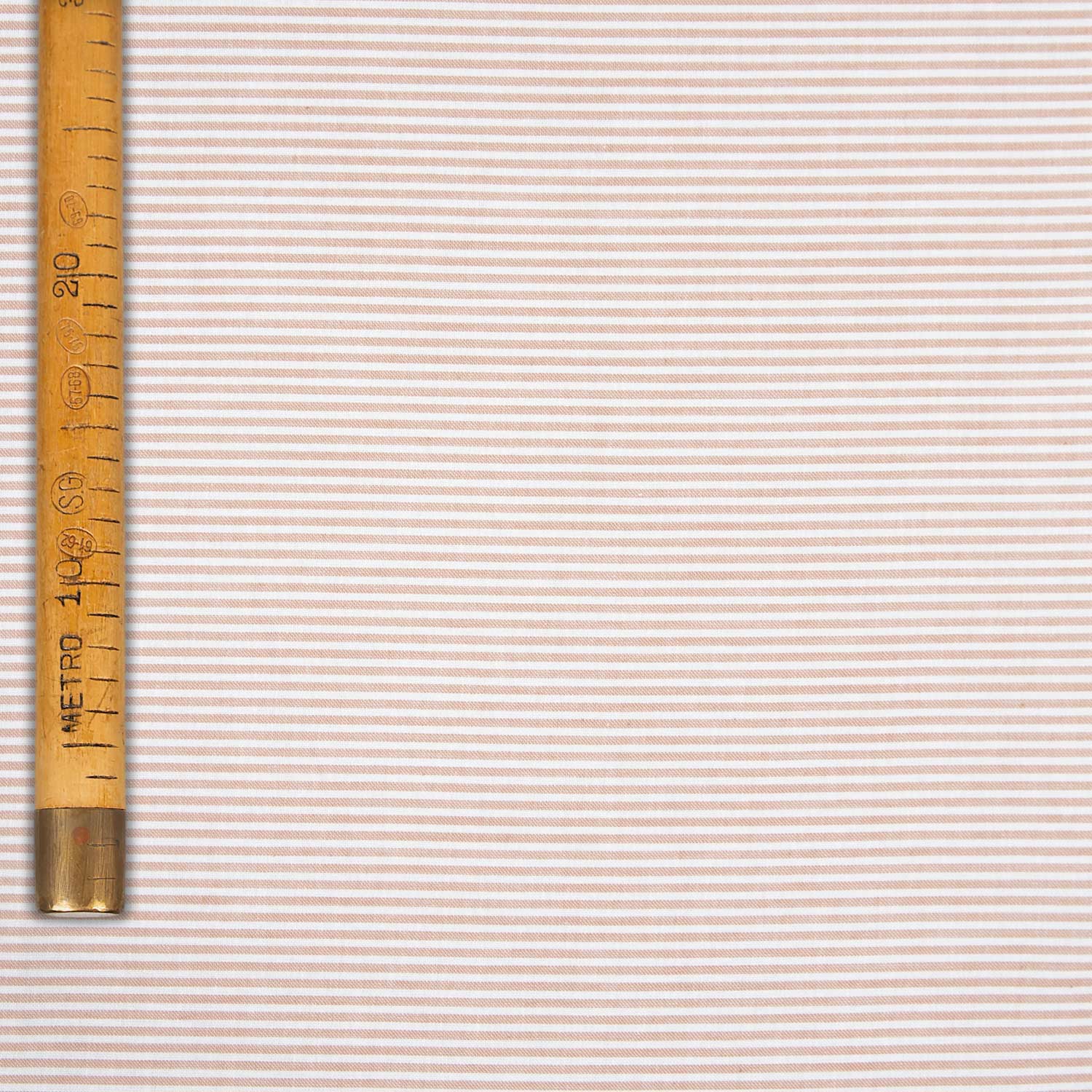 Tessuto in cotone panama tinta a filo beige con bastoncino verticale e finissaggio washed, Made in Italy