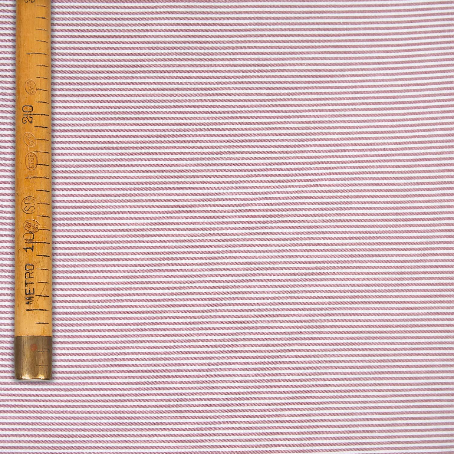 Tessuto in cotone panama tinta a filo color mattone con bastoncino verticale e finissaggio washed