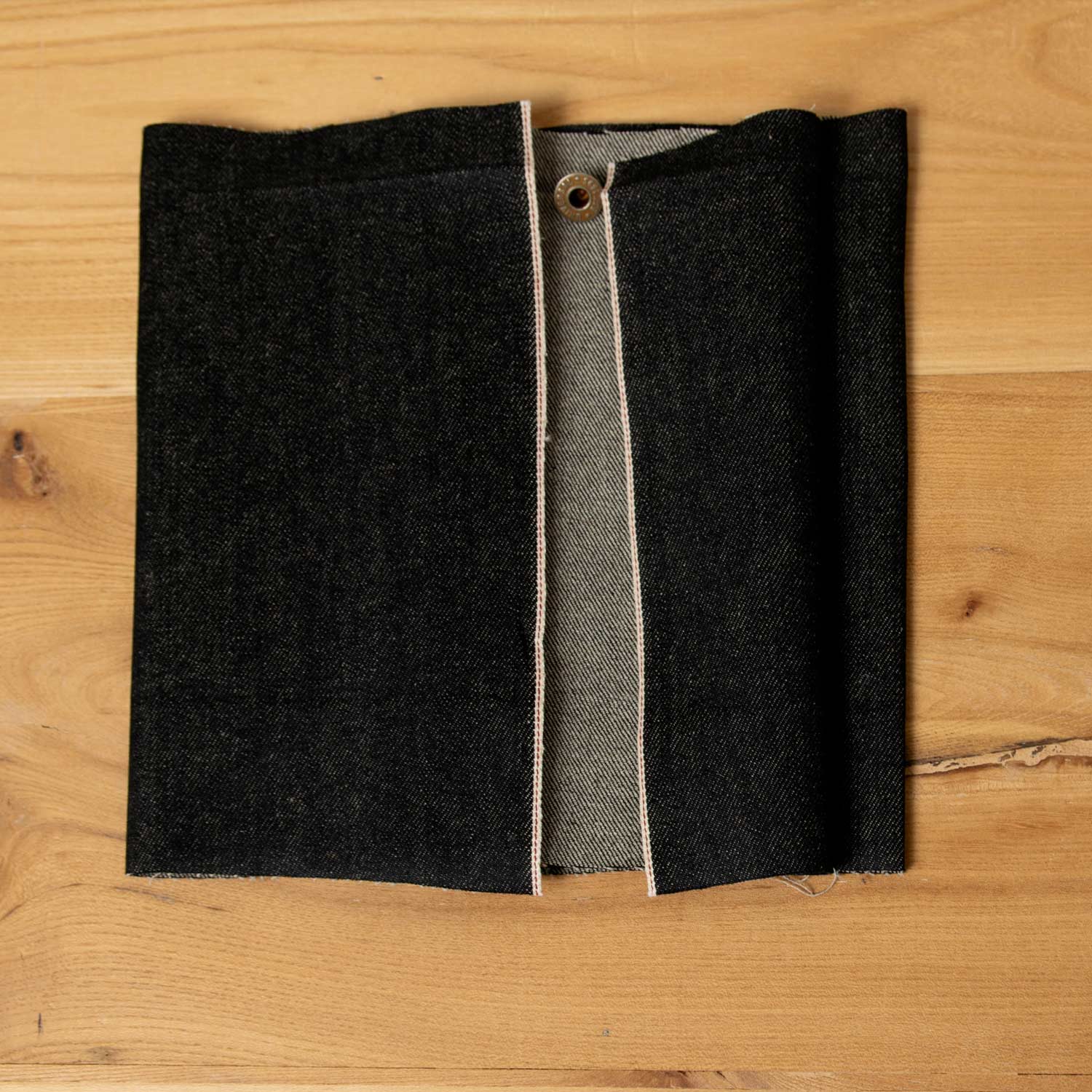 Tessuto denim giapponese selvedge nero venduto al metro, con cimosa integra, prodotto su telai tradizionali Toyoda