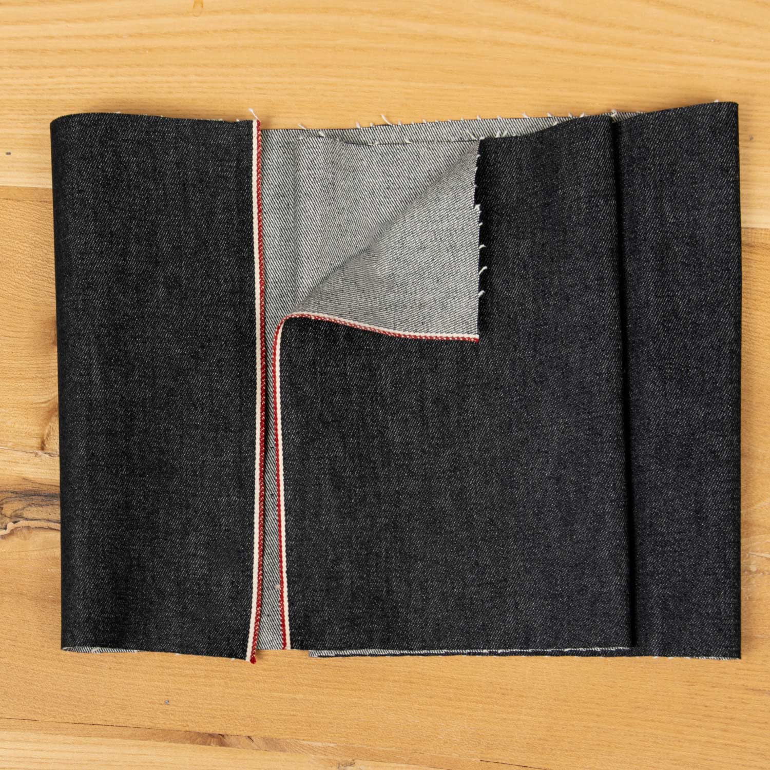 Tessuto denim giapponese selvedge blu indigo venduto al metro con cimosa integra, prodotto su telai tradizionali Toyoda