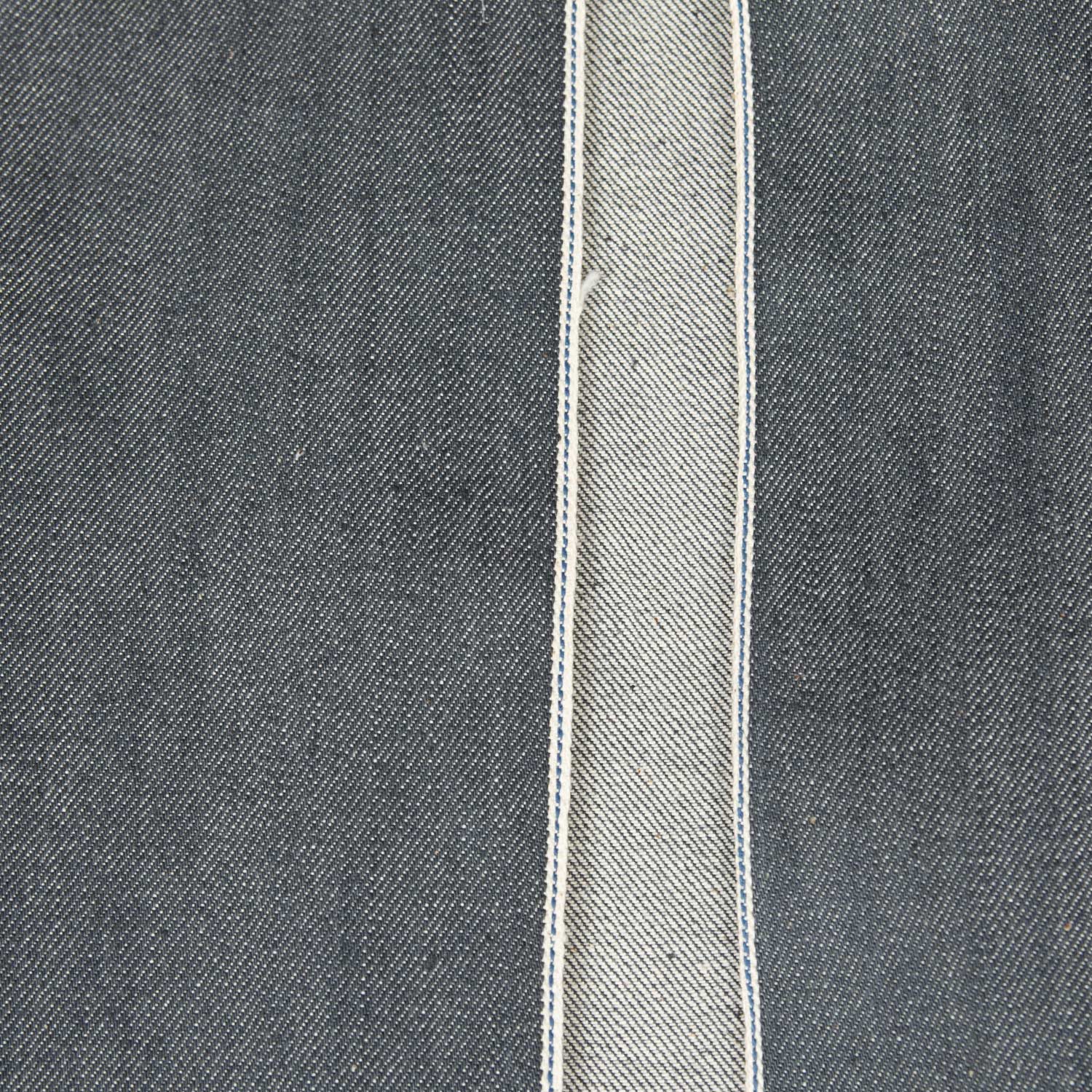Tessuto denim grezzo giapponese grigio antracite con cimosa selvedge bianca e spigoli netti artigianali