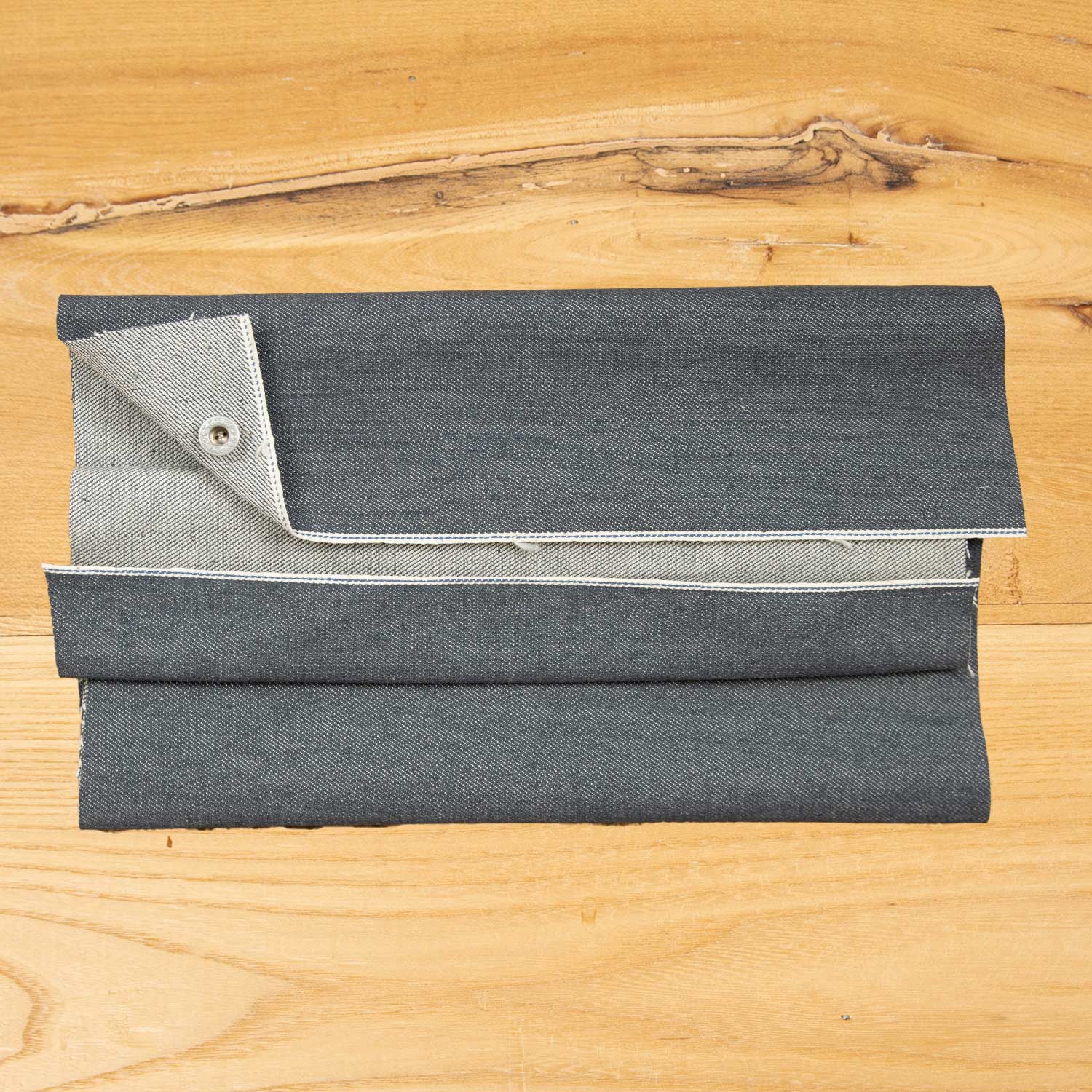 denim raw giapponese grigio antracite con cimosa bianca certificata e trama twill visibile