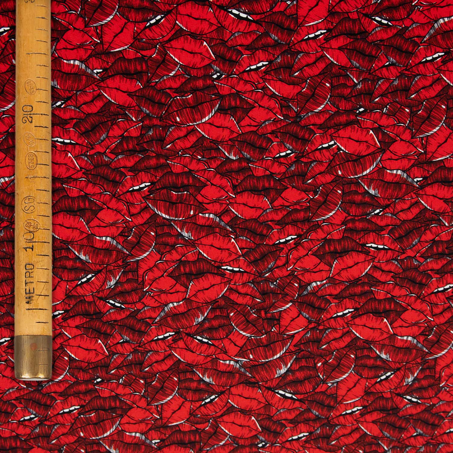 Tessuto in seta stampata con motivo di bocche dal design originale e raffinato, ideale per capi eleganti e creazioni haute couture