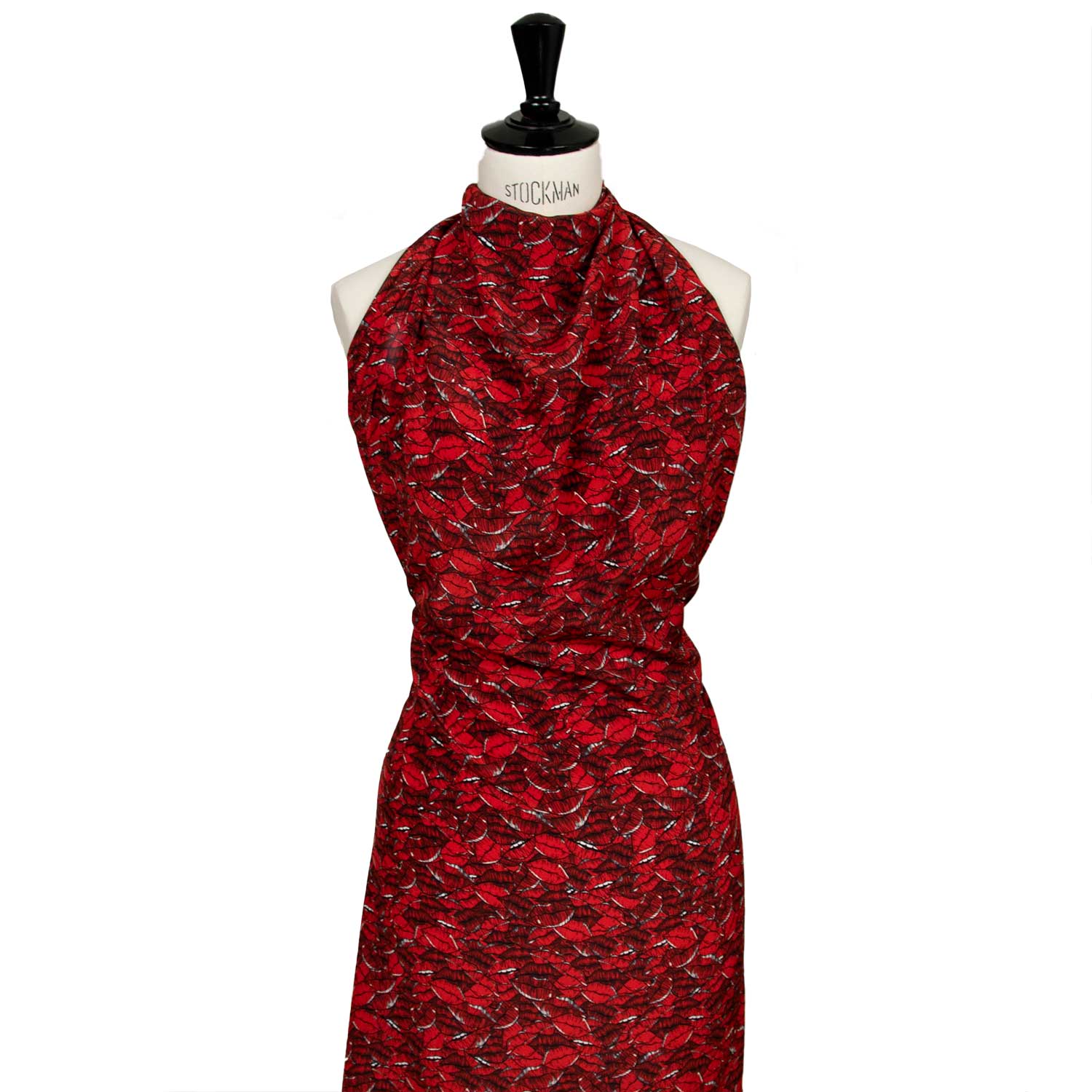 Manichino con stoffa in seta con stampa sui toni del rosso