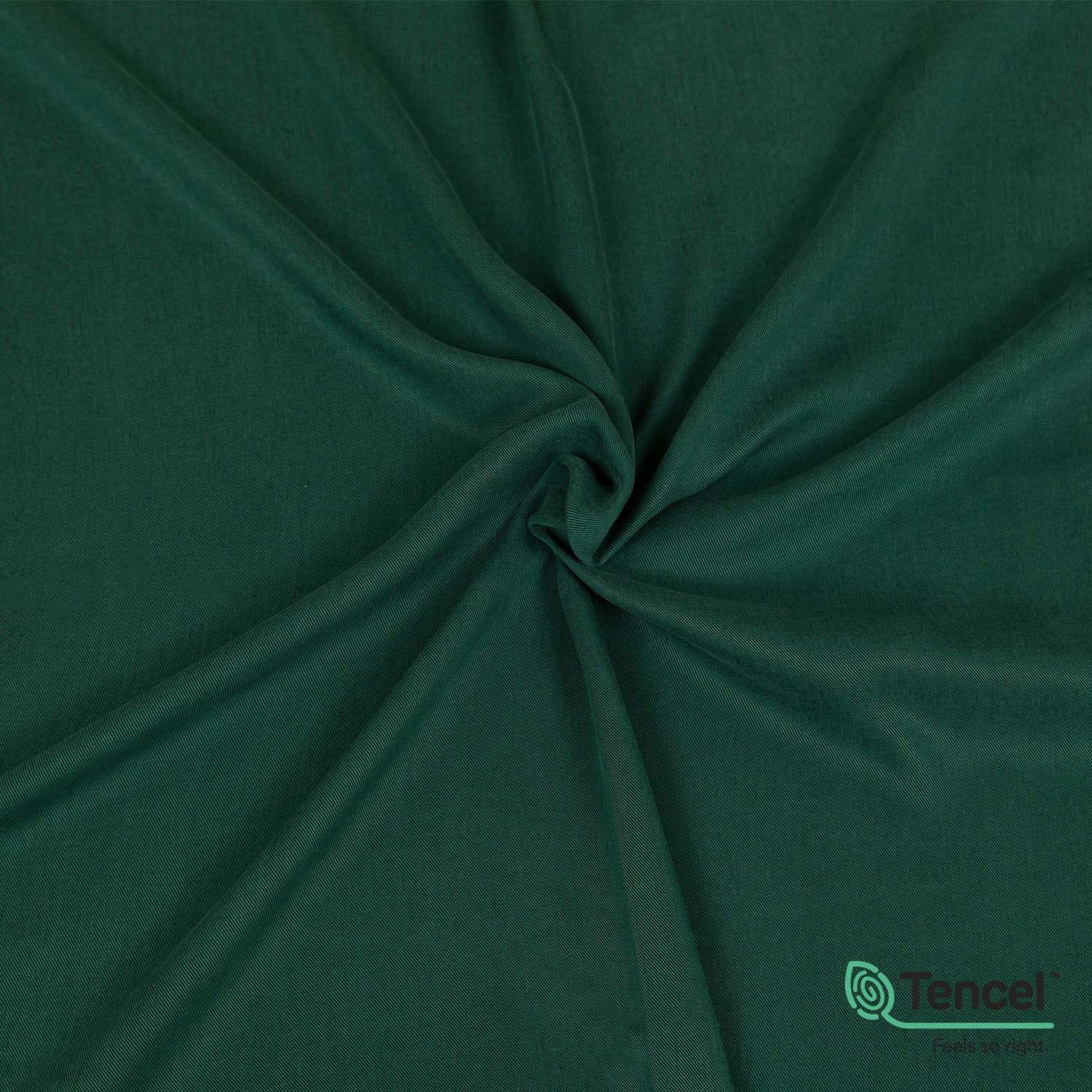 Tessuto twill in Tencel™ morbido e sostenibile, con drappeggio fluido, fibra ecologica dall’eucalipto, ideale per gonne, camicie, vestiti, pantaloni, completi. Color verde bosco