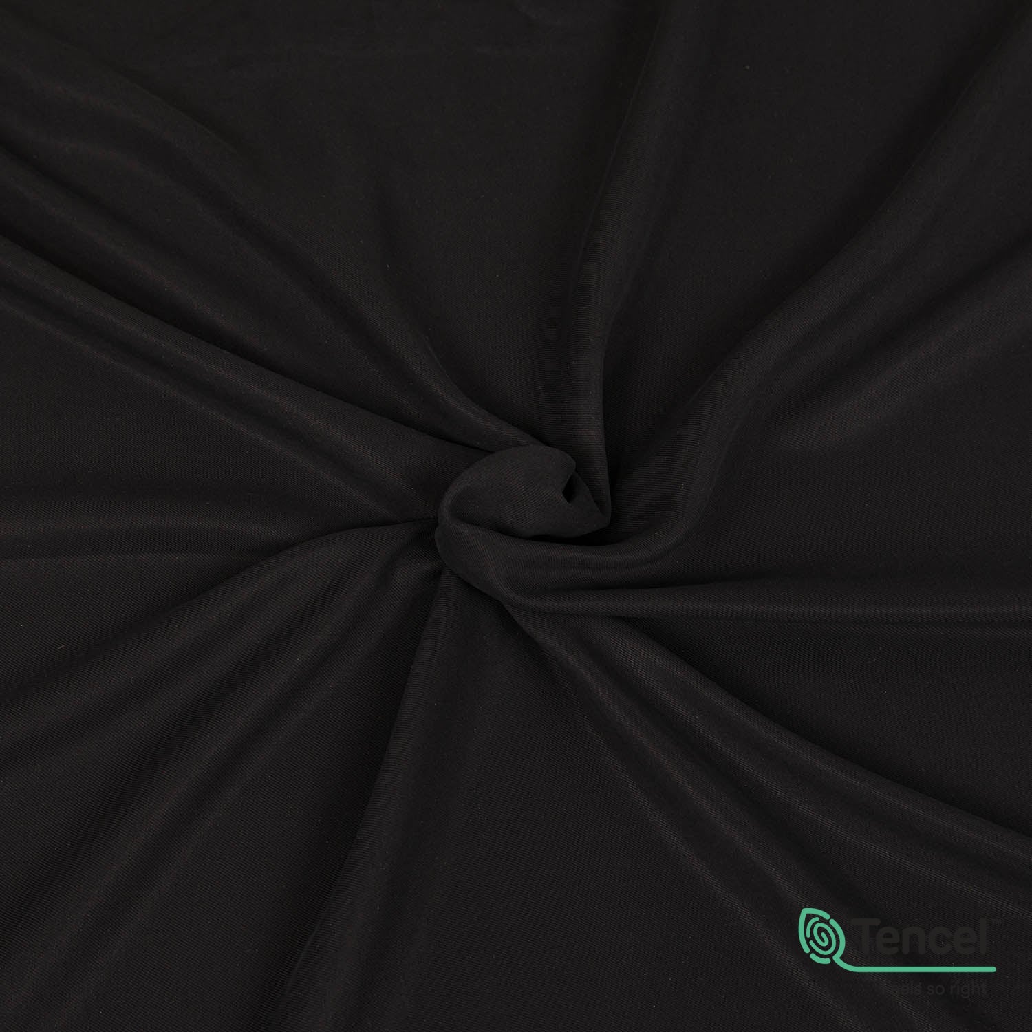 Tessuto twill in Tencel™ morbido e sostenibile, con drappeggio fluido, fibra ecologica dall’eucalipto, ideale per gonne, camicie, vestiti, pantaloni, completi. Color nero