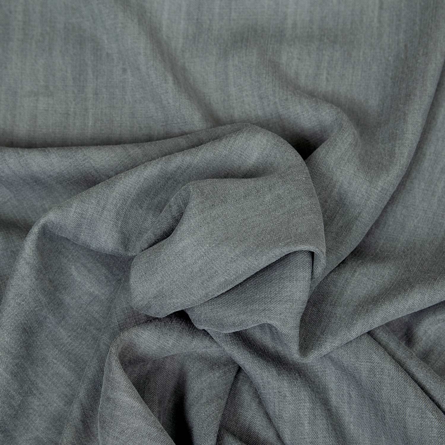 Dettaglio del tessuto Lyocell Tencel grigio perla con superficie morbida e raffinata.
