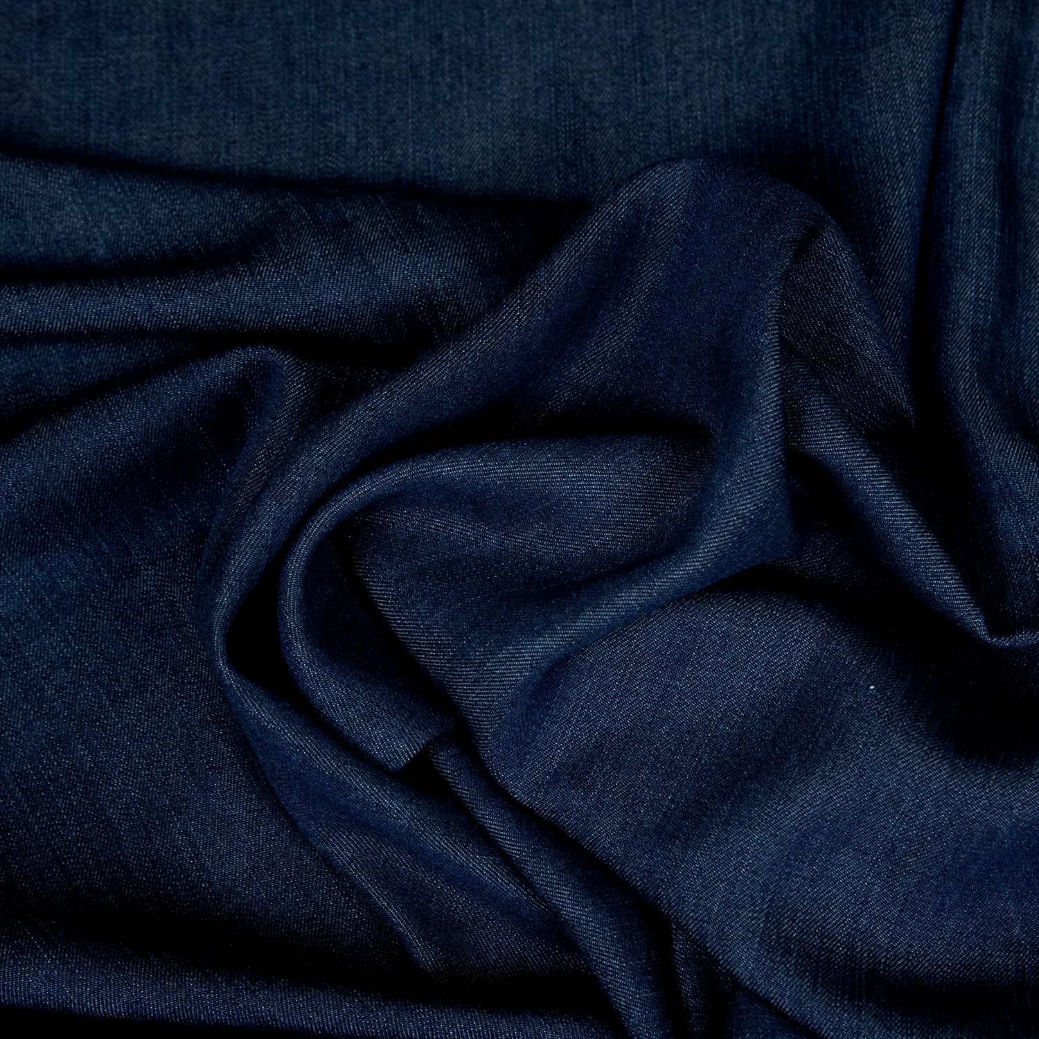 Dettaglio del tessuto 100% Tencel blu navy con texture liscia, morbida e raffinata.