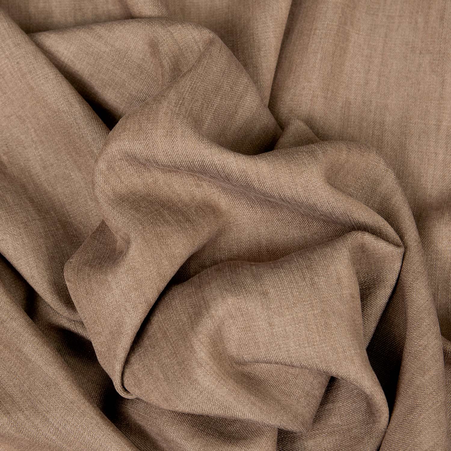 Dettaglio del tessuto 100% Tencel beige sabbia al metro, perfetto per abiti, giacche e pantaloni.