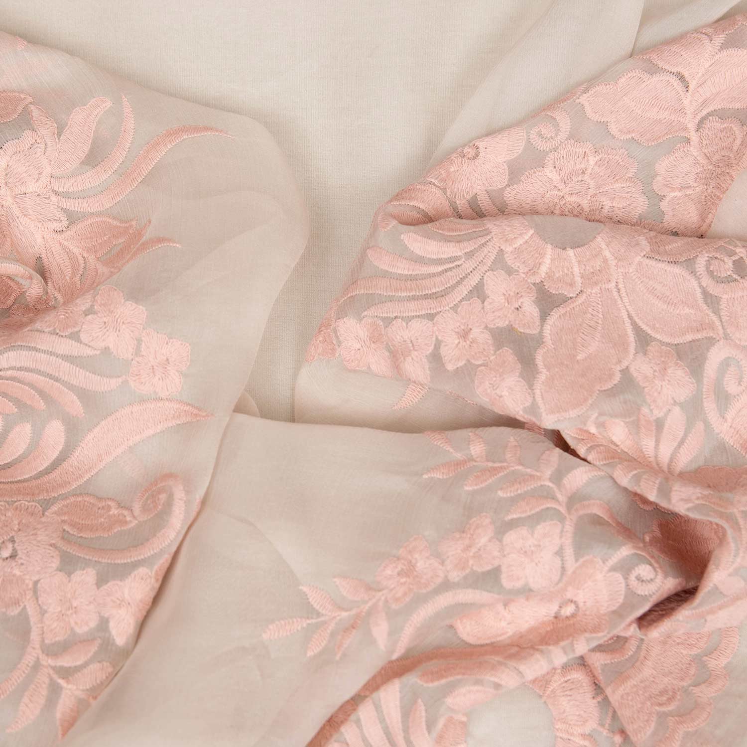 Voile crepon di seta rosa con ricami floreali ton sur ton in cotone, leggero e raffinato, ideale per abiti, bluse e capi femminili sofisticati.