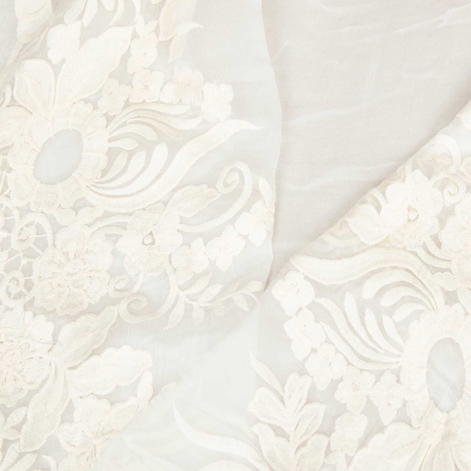 Voile crepon di seta bianco con delicati ricami floreali ton sur ton in cotone, elegante e leggero, ideale per abiti, bluse e gonne femminili.