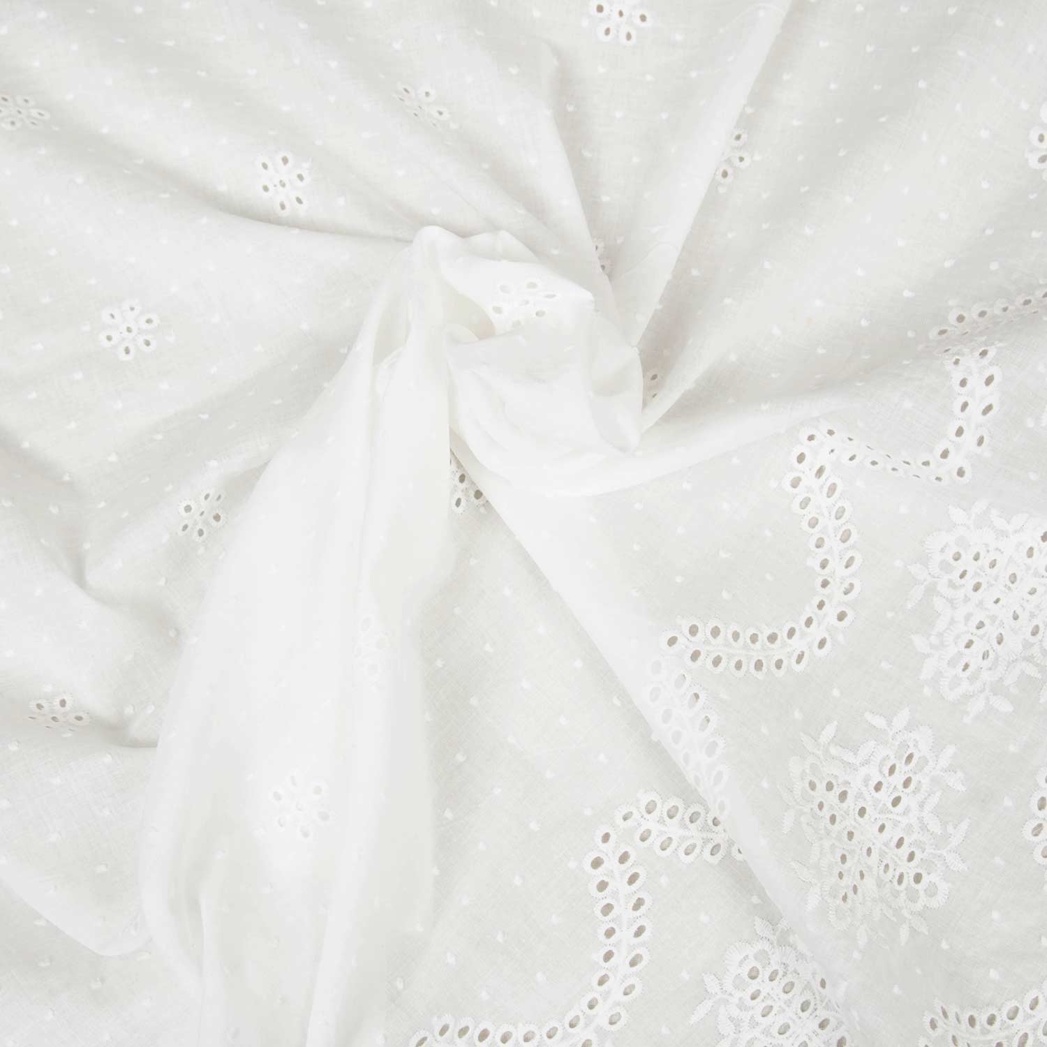 Tessuto cotone San Gallo bianco leggero con ricamo traforato floreale e base plumetis, ideale per abiti estivi.