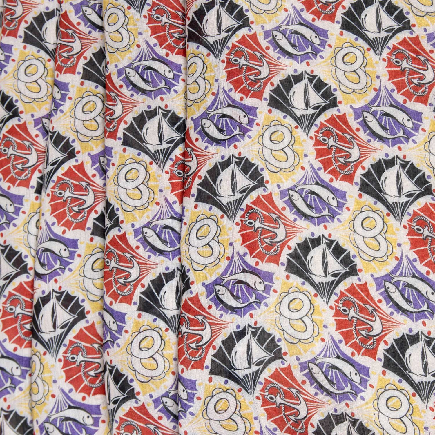 Stoffa da abbigliamento venduta al metro in raso charmeuse leggero, con pattern marittimo contemporaneo, colori vivaci e dettagli eleganti per abiti, camicie, top e gonne.