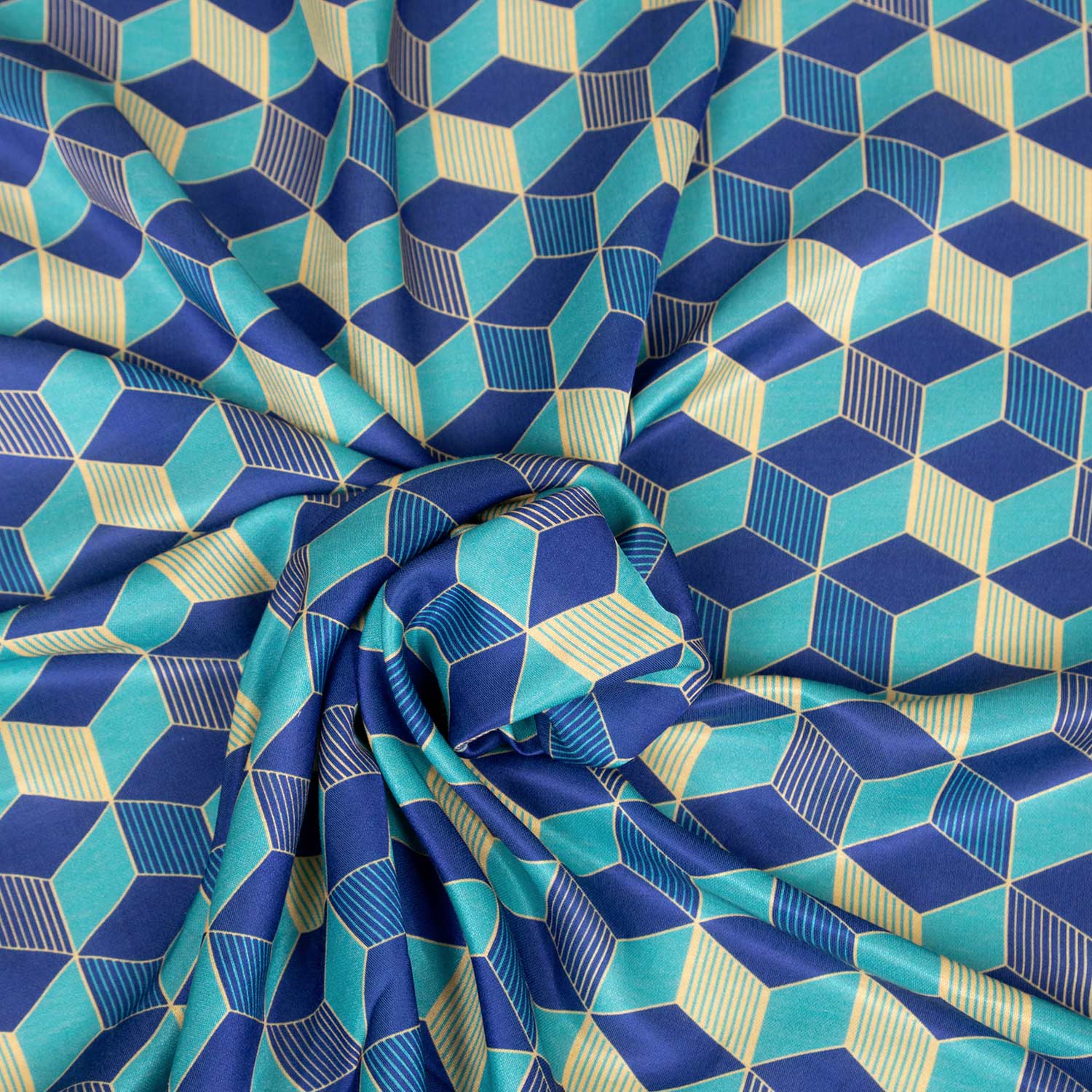 Tessuto charmeuse in raso leggerissimo 70% cotone 30% seta, deadstock made in Italy, con stampa geometrica in blu e beige, stoffa da abbigliamento venduta al metro.