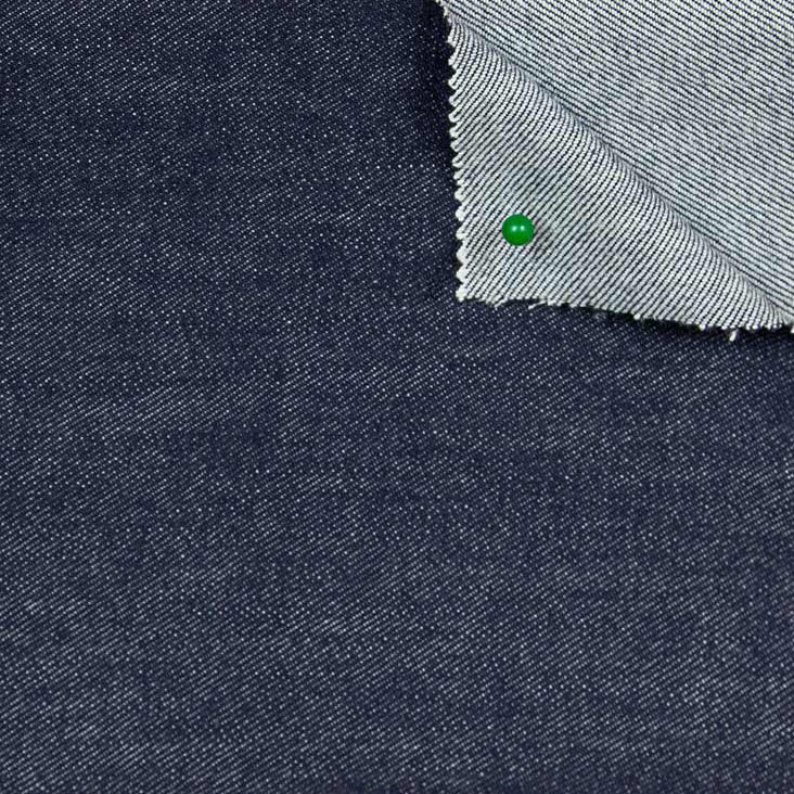 Scampolo di tessuto in denim di 2,2 metri. Un tessuto già lavato colore blu ad offerta!