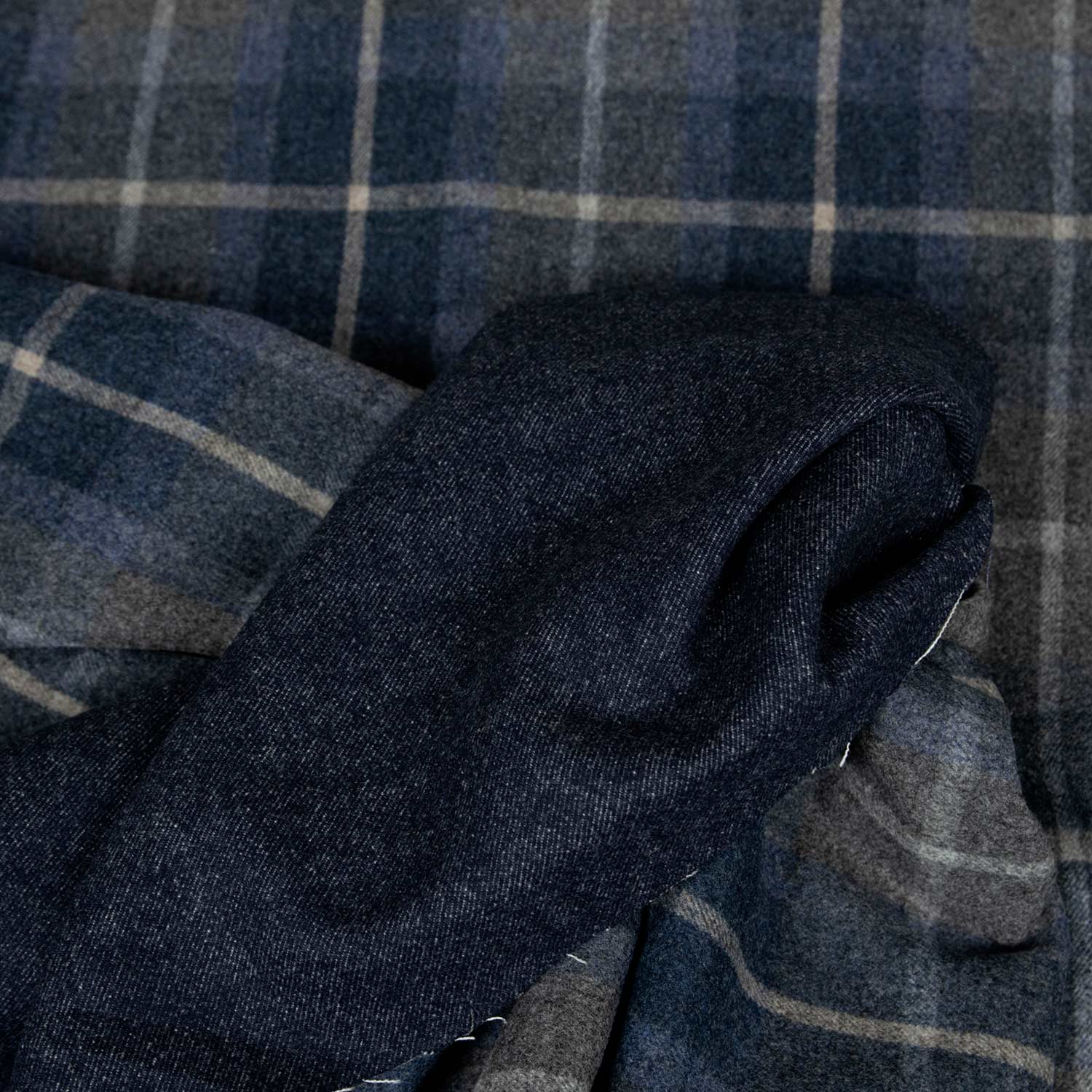 Tessuto premium doubleface blu con motivo quadri grigio e blu, ideale per cappotti e giacche eleganti.