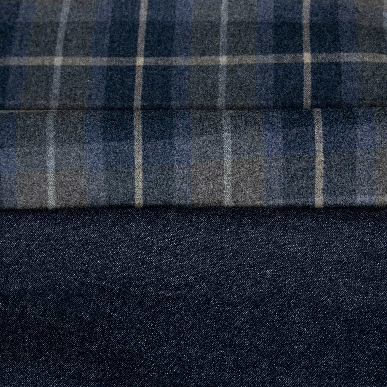 Stoffa deadstock in lana e cashmere morbida e calda con design check raffinato e lato interno blu navy