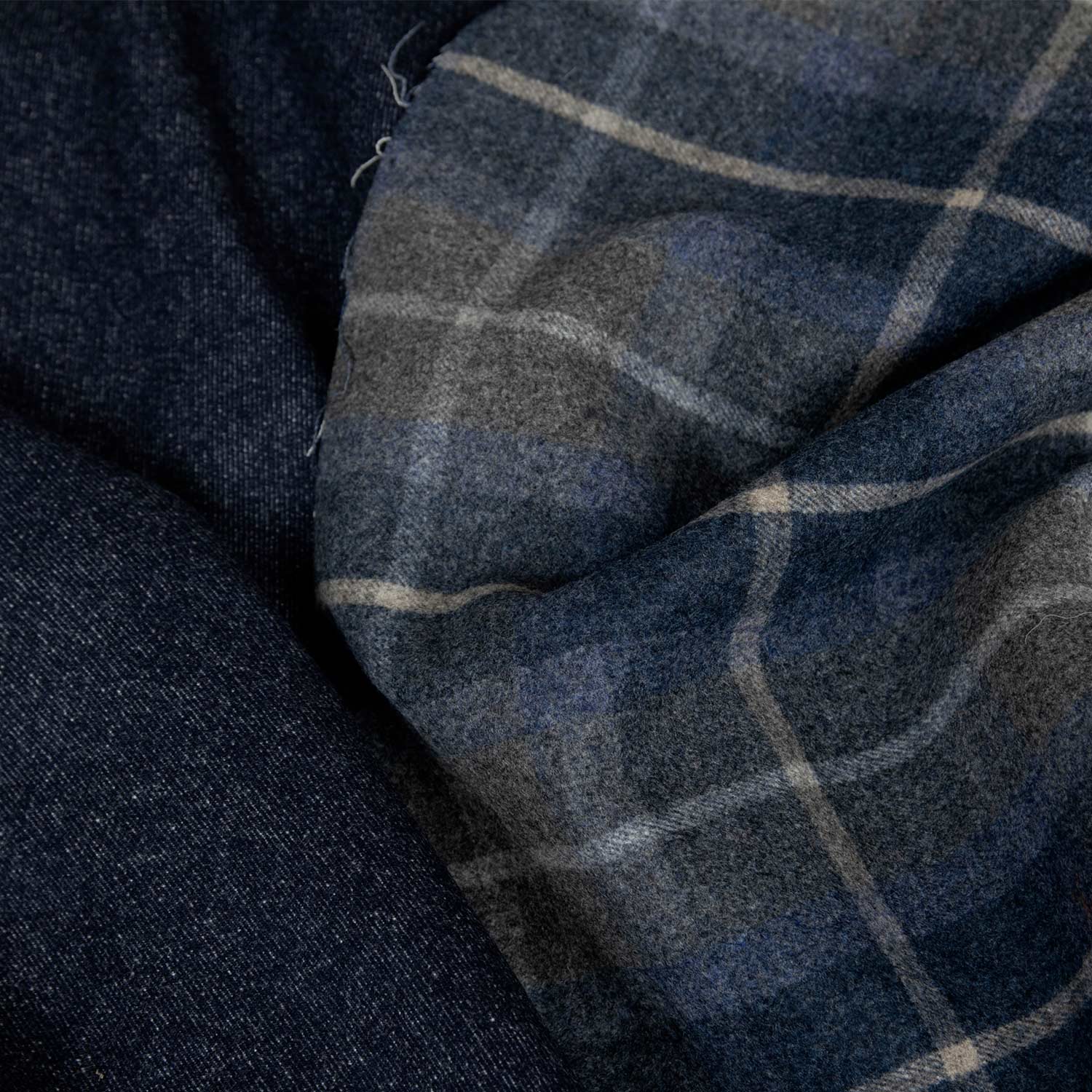 Dettaglio di tessuto sartoriale 50% lana 50% cashmere doubleface proveniente da brand di moda di lusso.