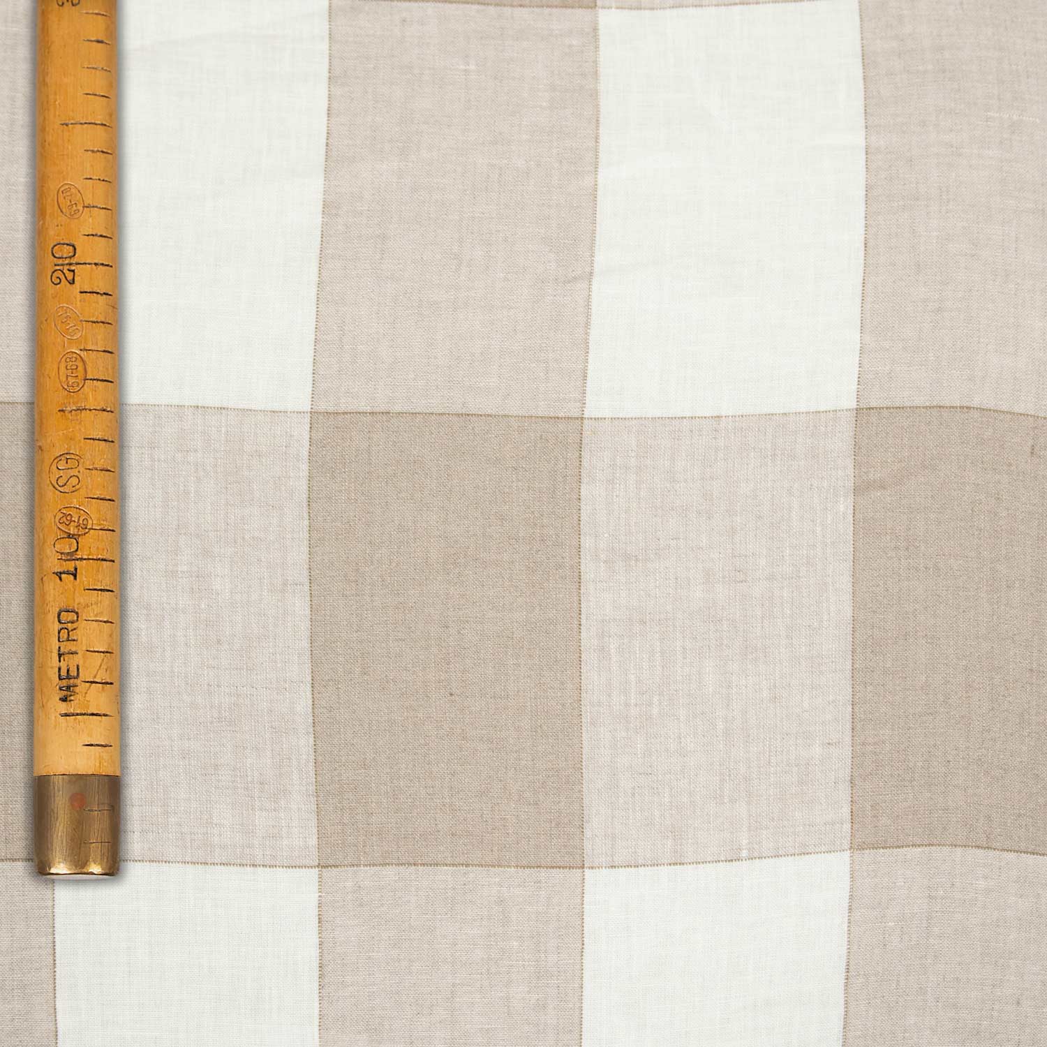 Tessuto estivo in lino a quadri beige tono su tono, quadri 14x8 cm, ideale per camicie, abiti e capi sartoriali eleganti.