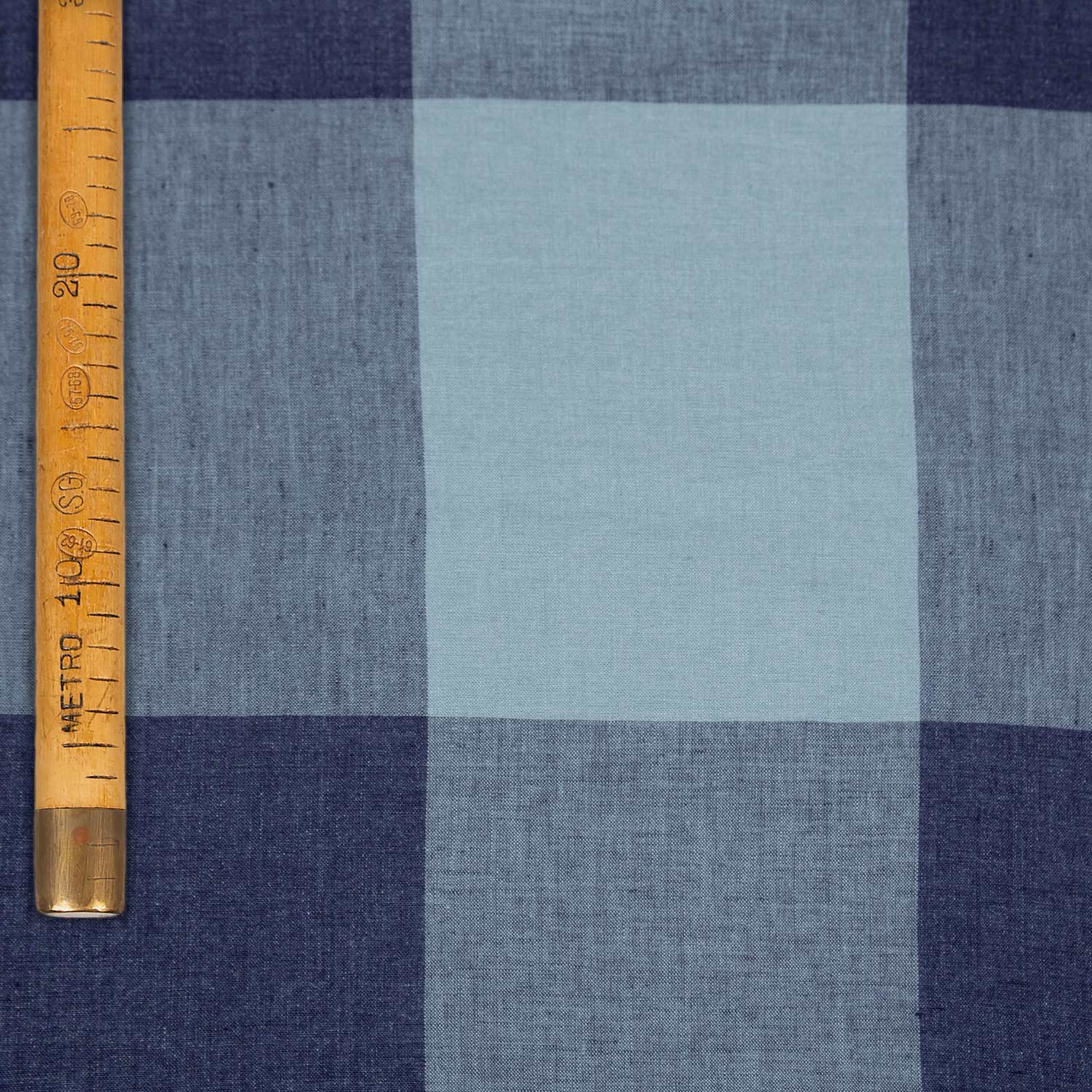 tessuto in puro lino made in italy a quadri sui toni del blu e celeste di dimensioni 22x15 cm