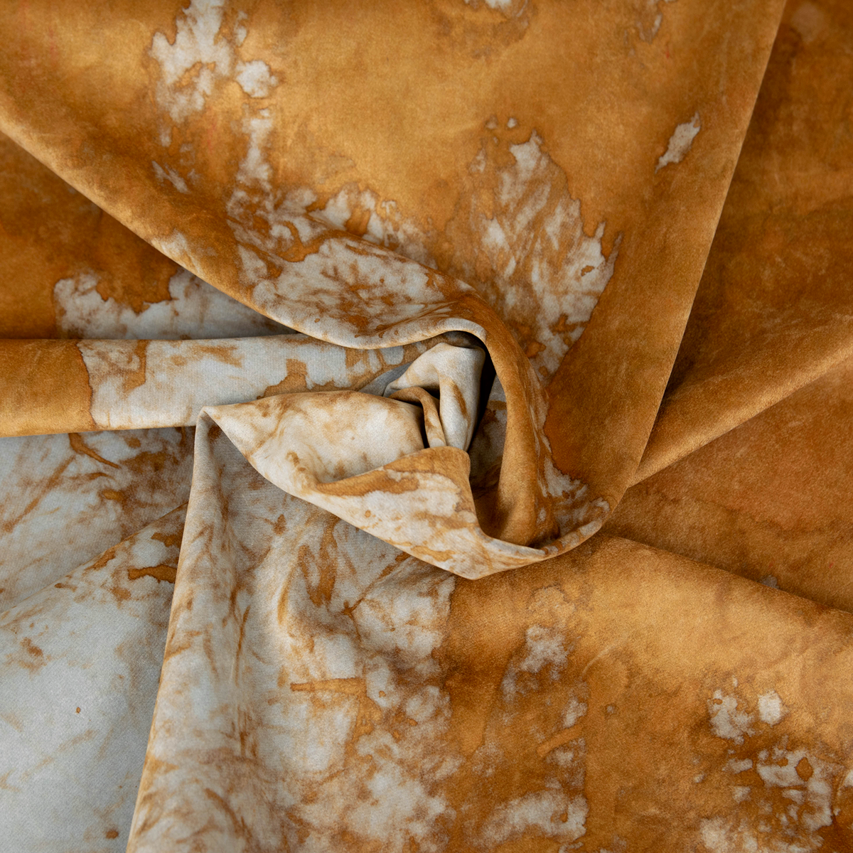 Tessuto denim floccato artigianale off white con macchie color rame, lavorazione sperimentale realizzata nel distretto tessile pratese