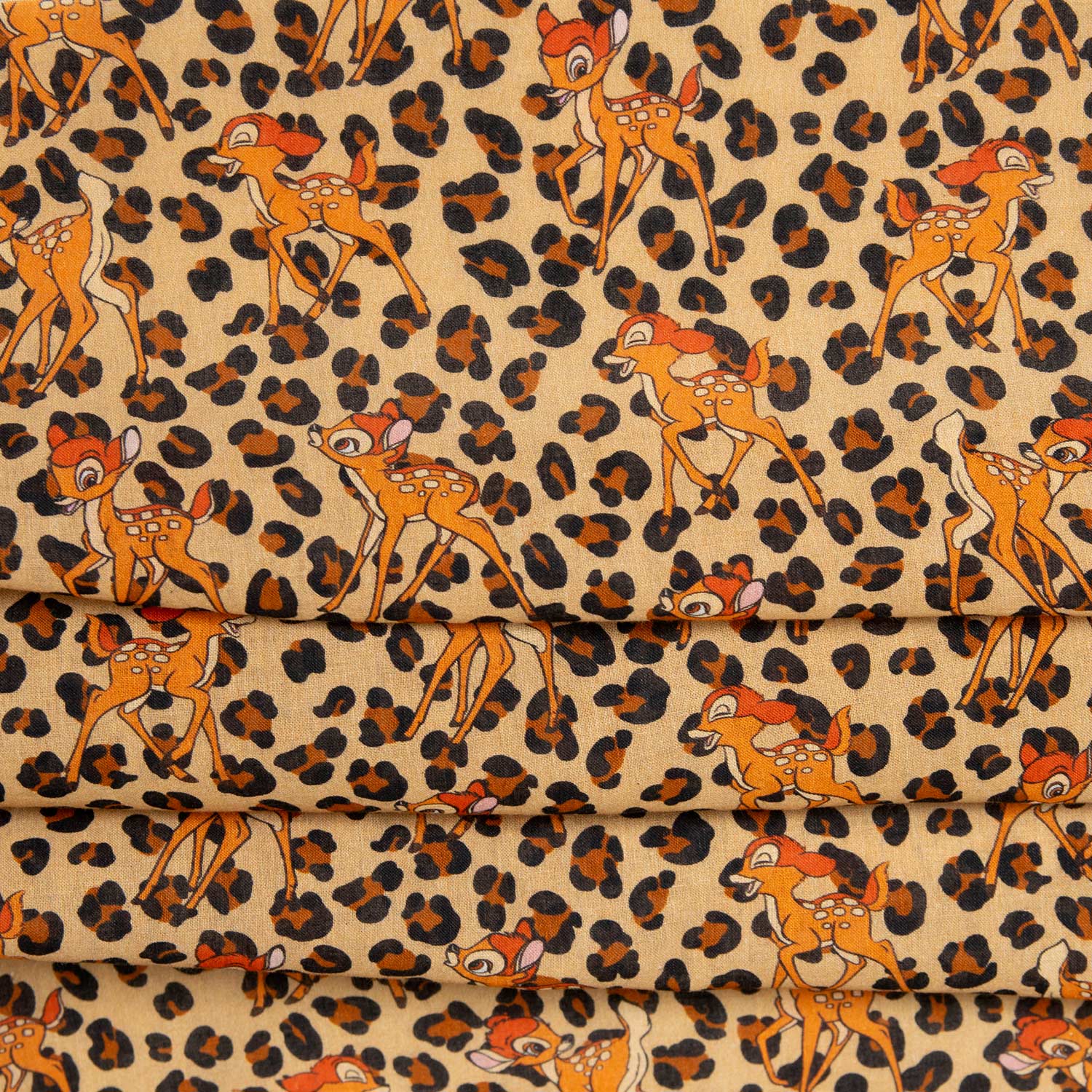 Mussola di cotone stampata con fantasia Bambi leopardato fotografata piegata in più strati sovrapposti