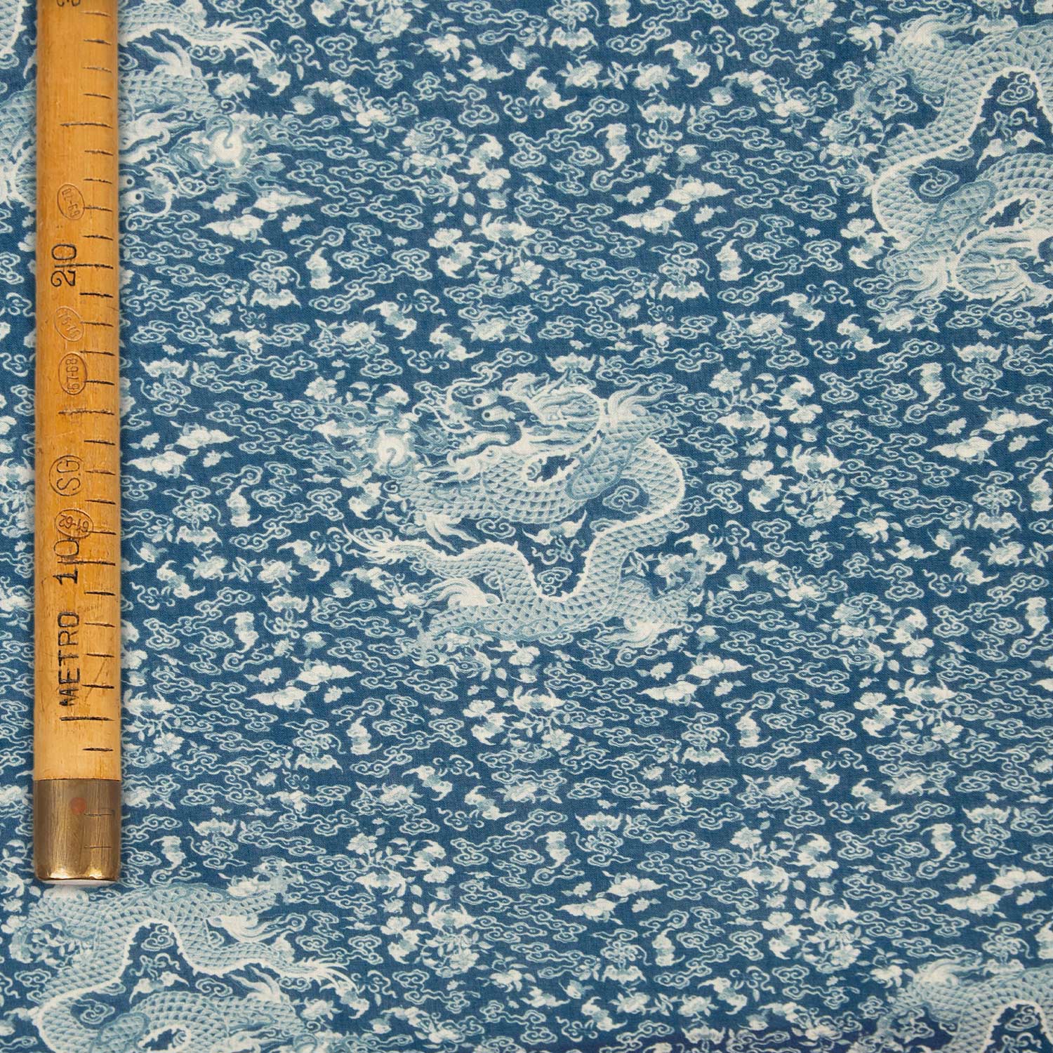 Mussola cotone stampata deadstock con dragoni orientali su fondo blu, larghezza 110 cm con riferimento dimensioni

