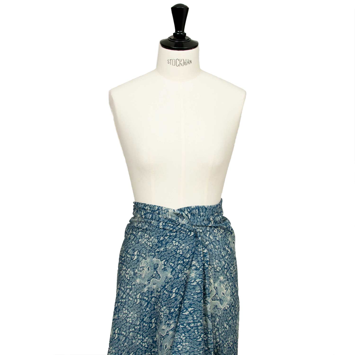 Mussola cotone 100% con stampa dragoni cinesi blu e bianco, stoffa su manichino che mostra la creazione di una gonna