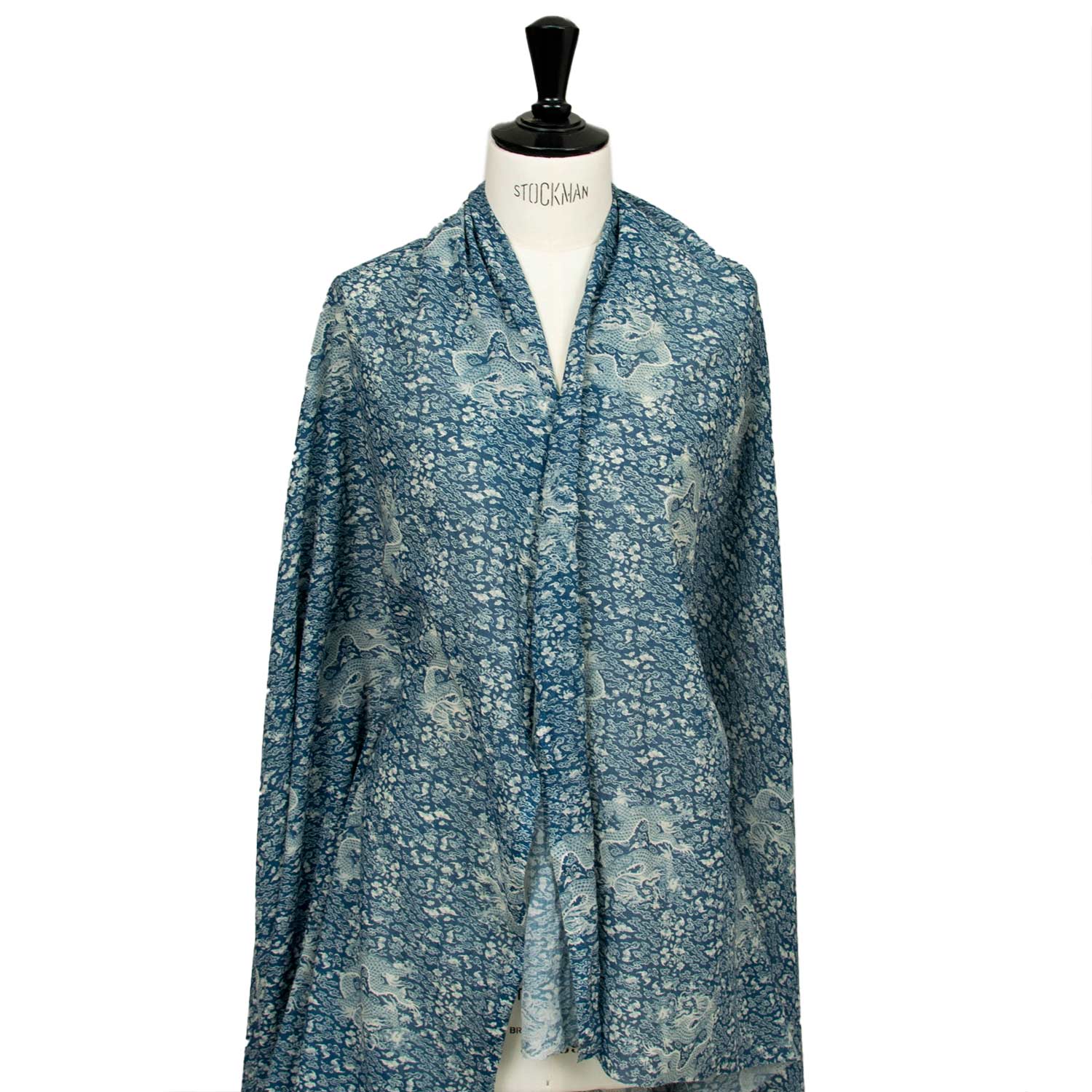  Tessuto in mussola cotone 100% con stampa dragoni cinesi blu e bianco, stoffa su manichino che mostra una possibile realizzazione