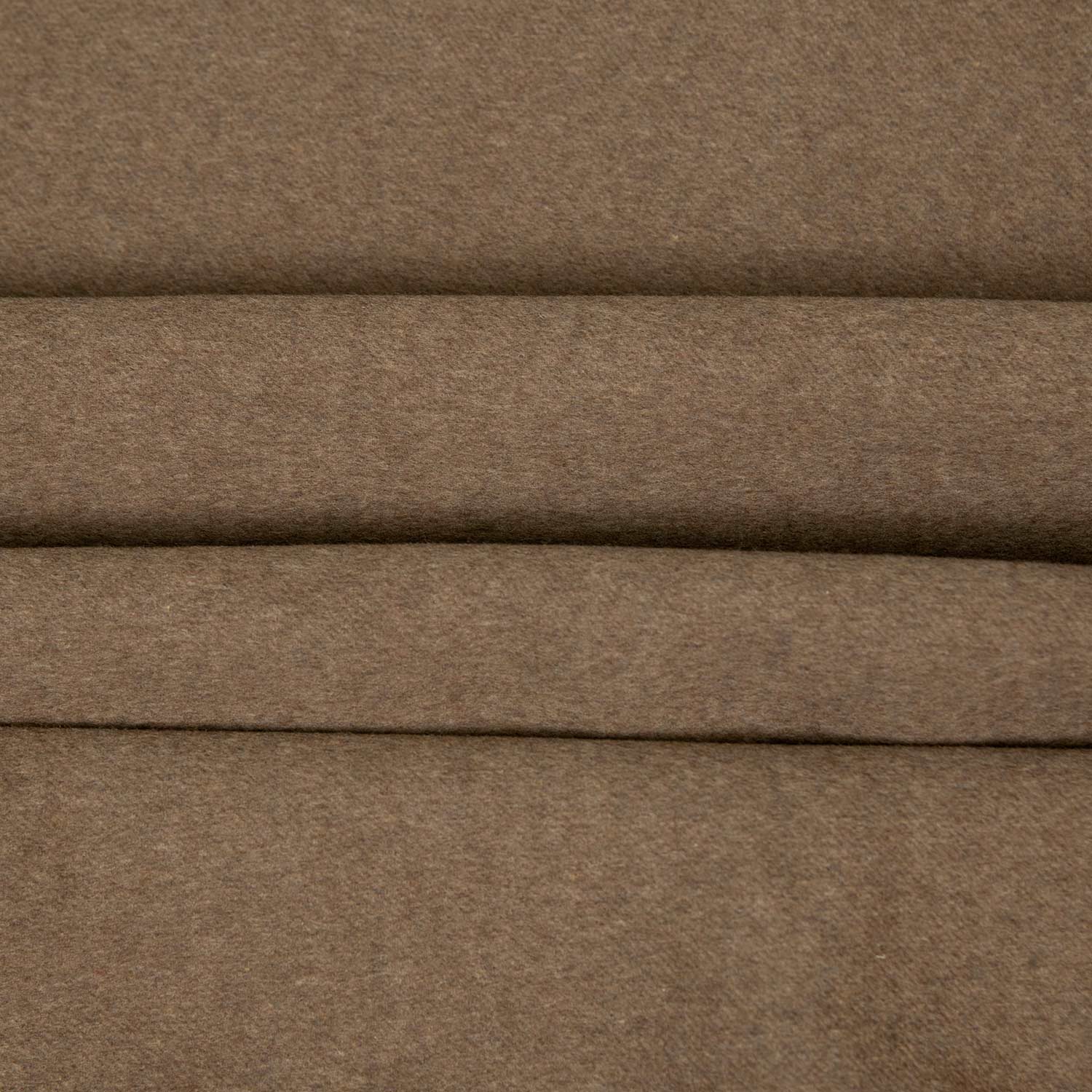 Dettaglio tessuto in cashmere puro color biscotto, mano vellutata e peso importante 680 g/mt