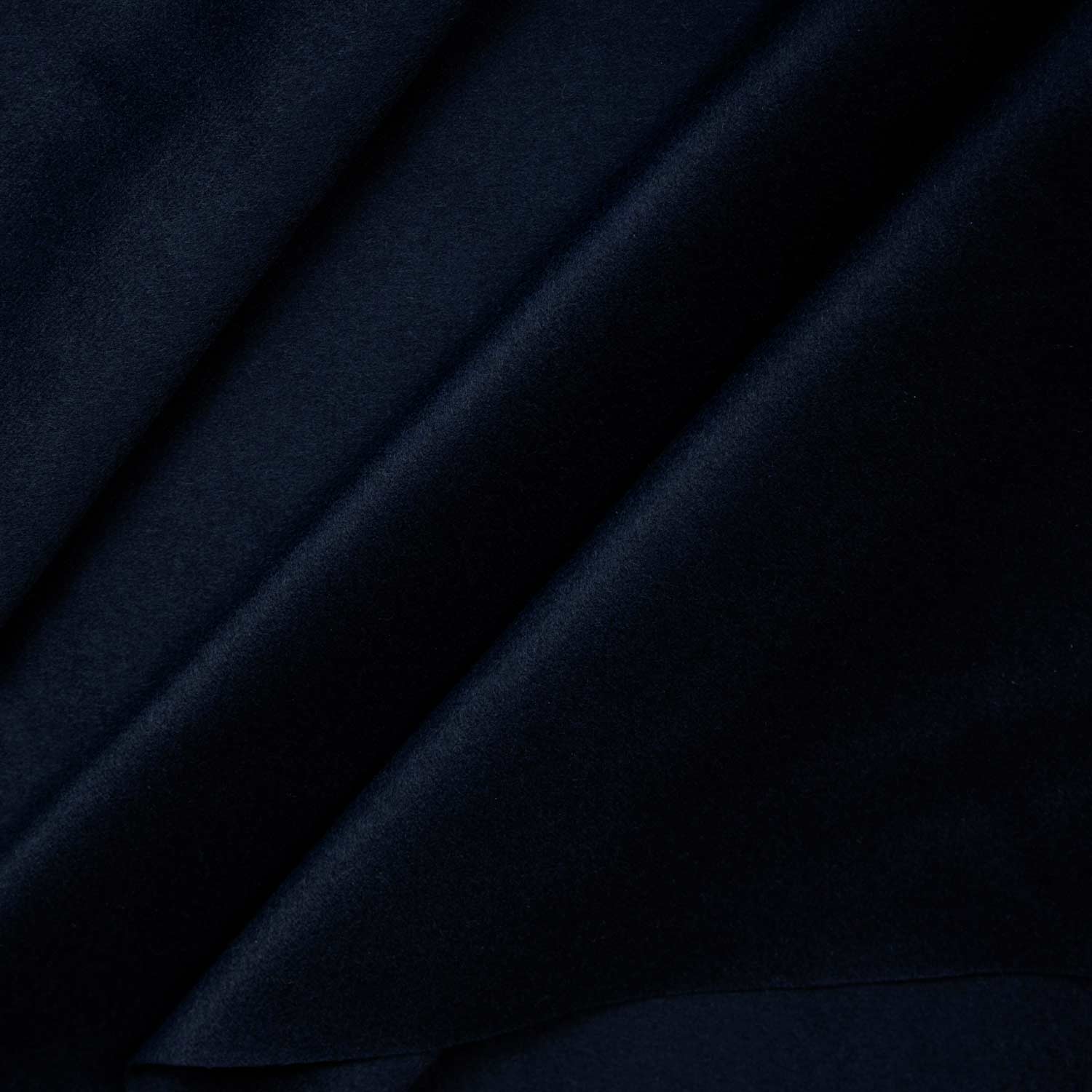 Tessuto in cashmere 100% colore blu scuro, morbido e caldo, taglio da 1 metro con grammatura 650 g/mt, ideale per cappotti, giacche e capi sartoriali invernali eleganti.