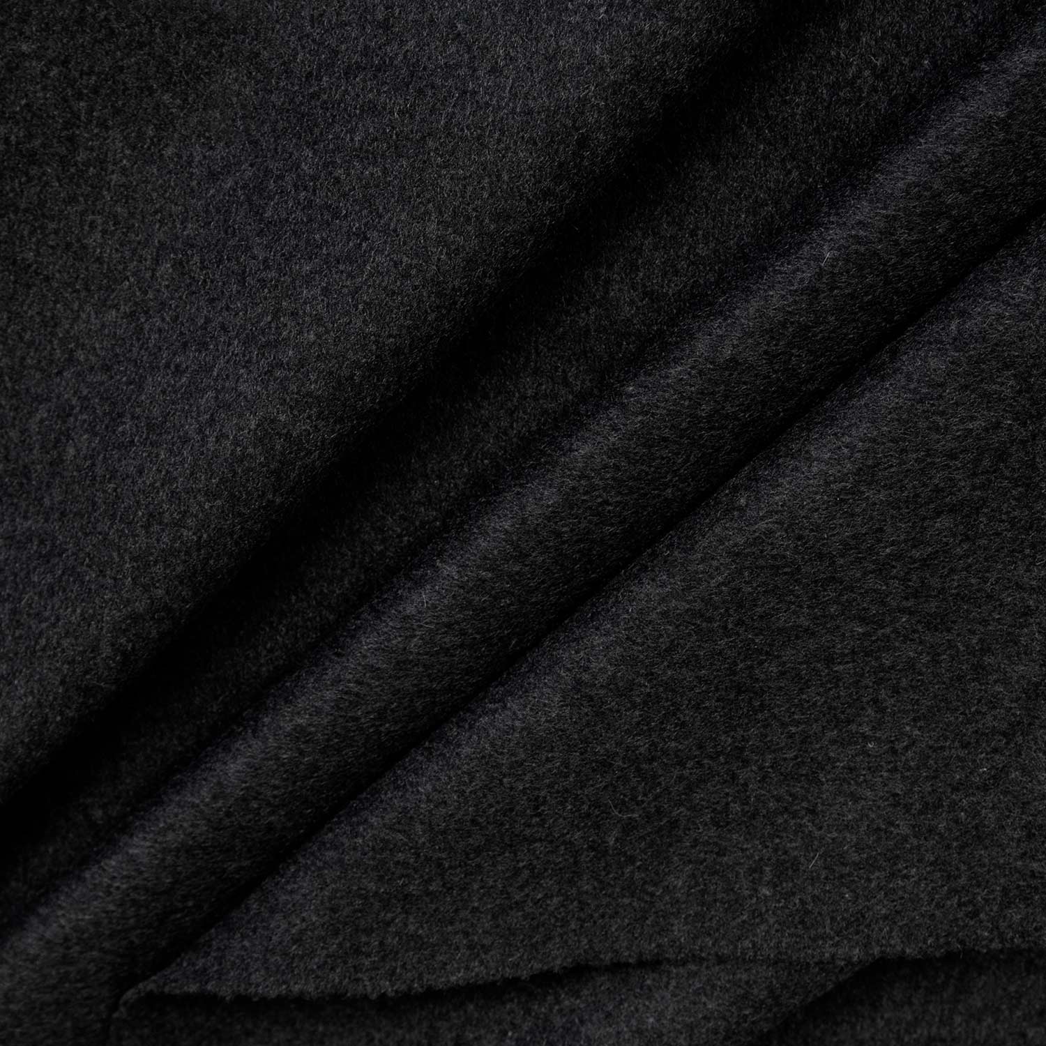 Tessuto in cashmere 100% colore antracite, morbido e caldo, taglio da 1,6 metri con grammatura 700 g/mt, ideale per cappotti e giacche sartoriali.
