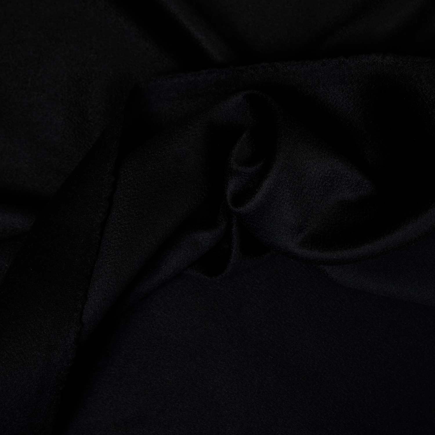 Tessuto in cashmere 100% colore nero, morbido, caldo e lucidato, taglio da 2,60 metri con grammatura 680 g/mt, ideale per cappotti e giacche sartoriali.