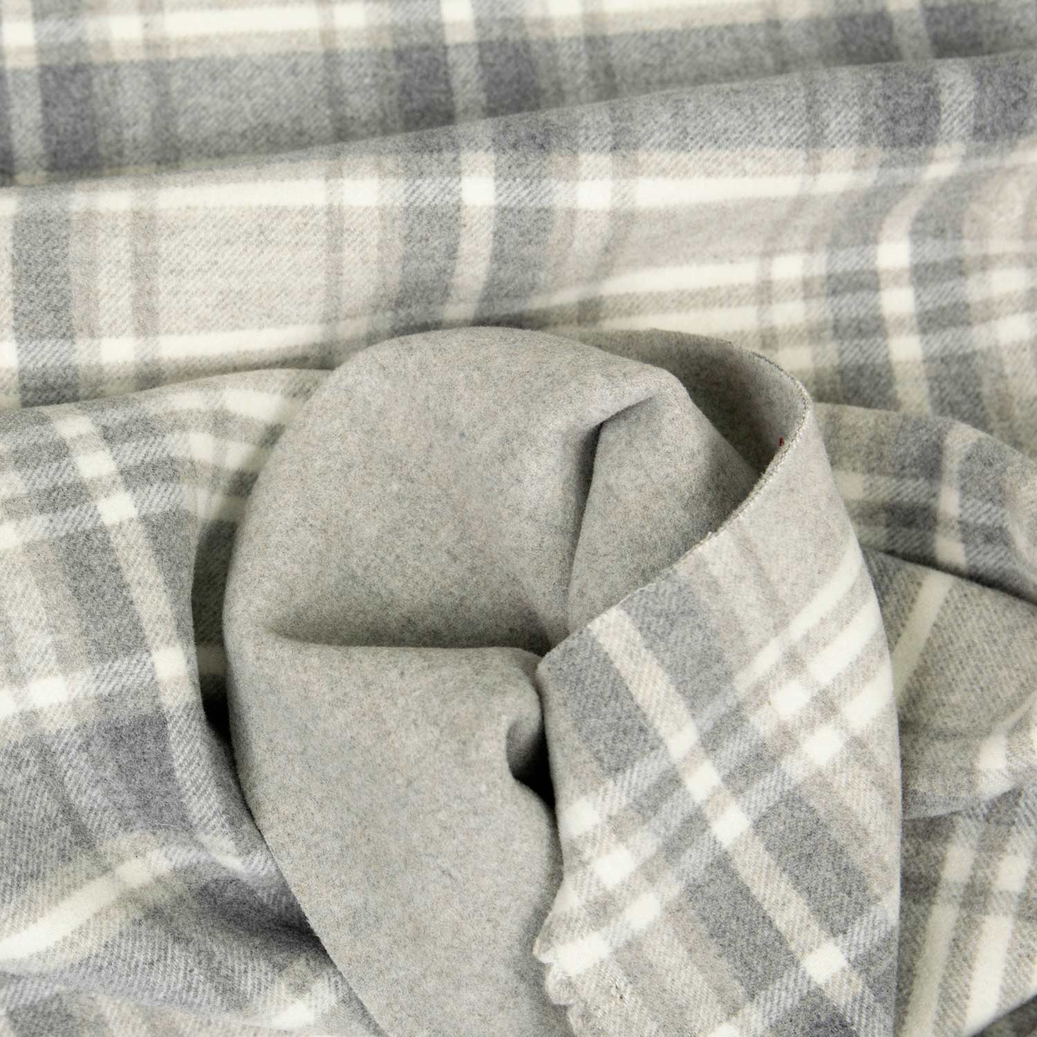 Tessuto misto cashmere a quadri grigio chiaro con motivo tono su tono e sottili linee bianche