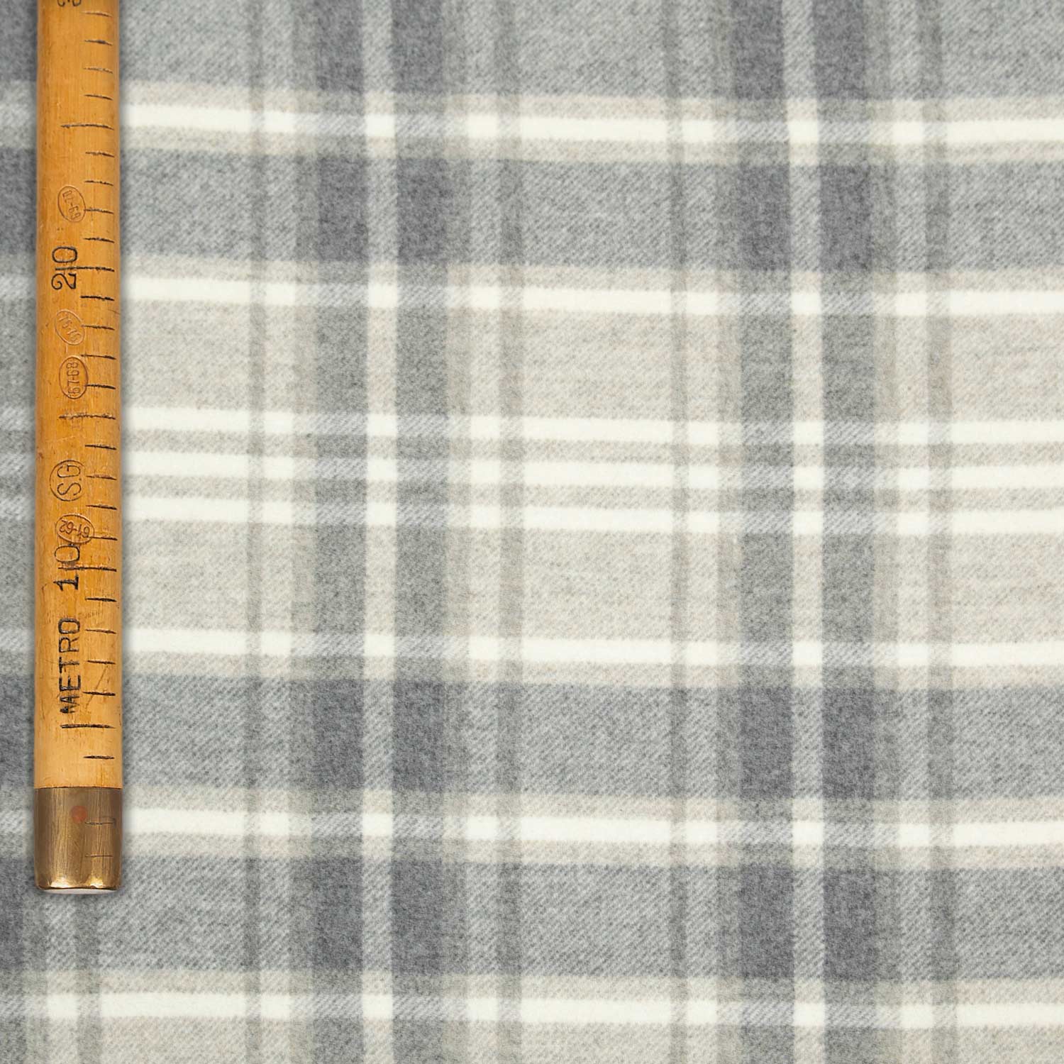 Tessuto elegante misto cashmere in grigio chiaro, fantasia a quadri tono su tono con accenti bianchi.