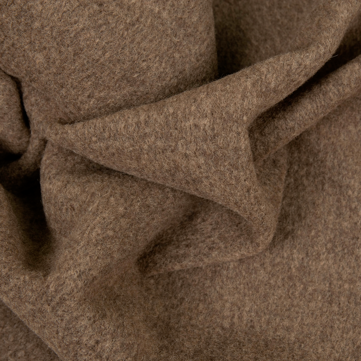 Tessuto pregiato 60% lana e 40% mohair color nocciola, 500 g/m lineare. Un unico taglio da 1 metro, esclusivo e ricercato, ideale per alta sartoria.